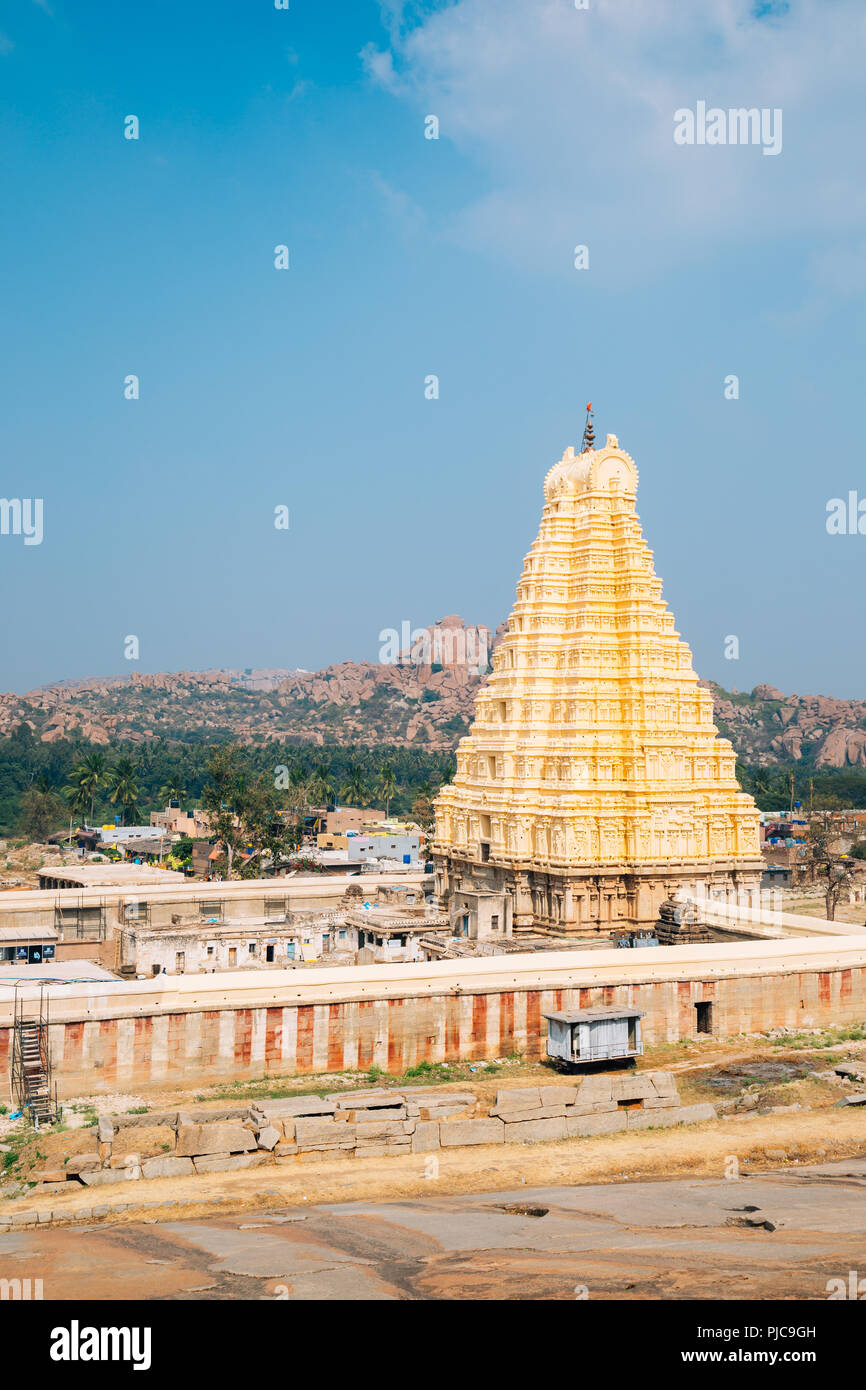 Sri Tempio Virupaksha da Hemakuta hill in Hampi, India Foto Stock