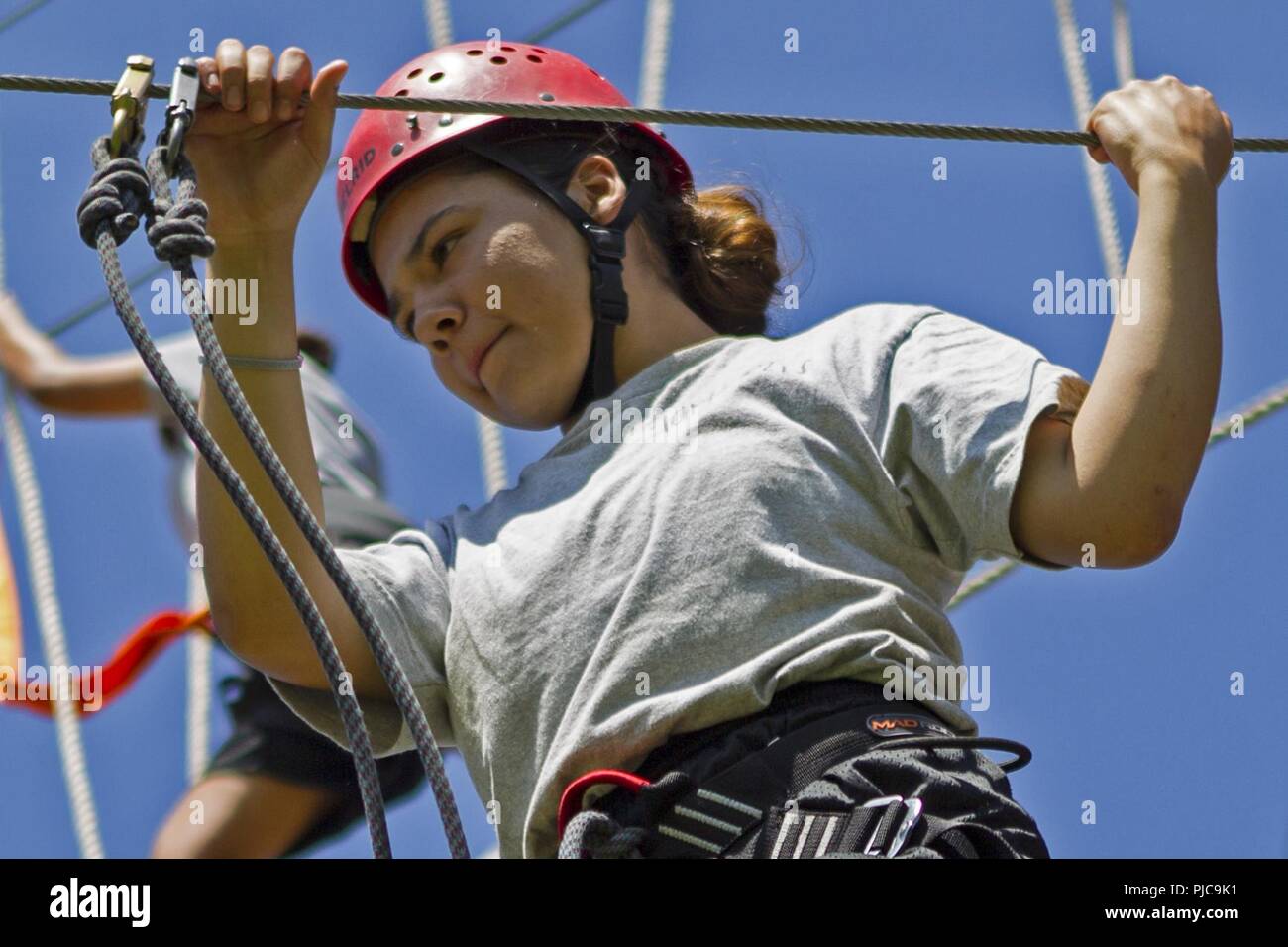 Stephanie Martinez, un candidato in Sunburst sfida della gioventù dell Accademia Classe 22 Firehawks plotone, attraversa un percorso fatto di registri di lavoro mentre il suo cammino fino a torre di corda, luglio 19, 2018 all'Orange County ropes course di Anaheim, in California. Le funi corso offre ai candidati la possibilità di spingere se stessi sia mentalmente e fisicamente, per costruire la fiducia e di iniziare a lavorare come un team mentre è ancora in fase di acclimatazione della sfida del programma. Foto Stock