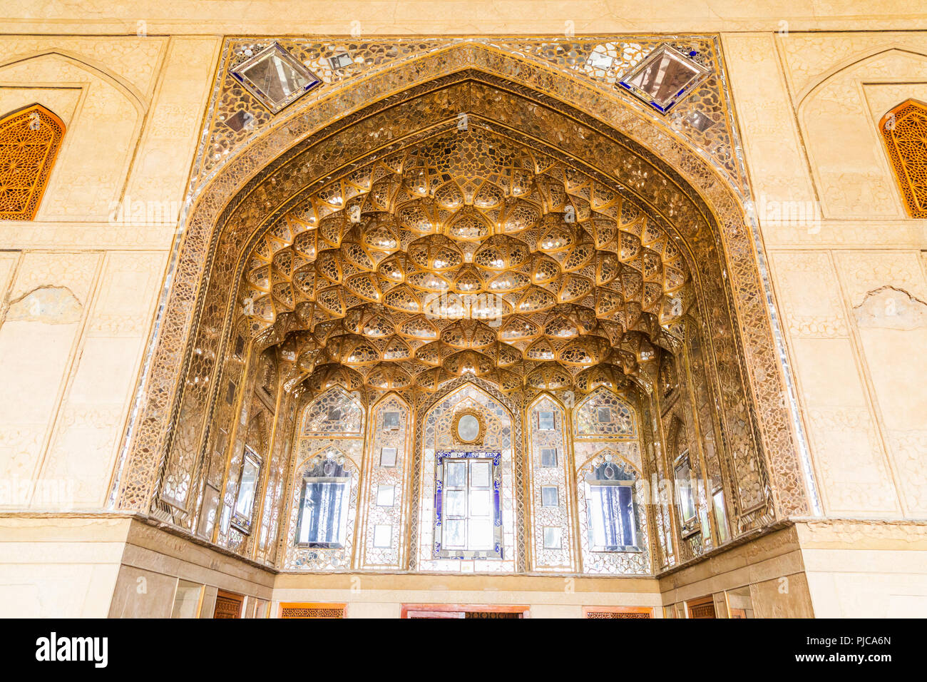 Repubblica islamica di Iran. Isfahan. Chehel Sotoun (anche Chihil Sutun,Chehel Sotoon,"quaranta colonne") un padiglione nel parco al fine di una piscina. Costruito da Shah Foto Stock