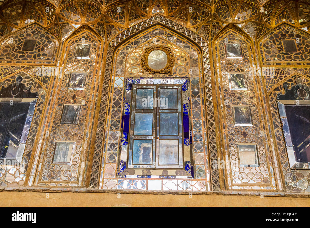 Repubblica islamica di Iran. Isfahan. Chehel Sotoun (anche Chihil Sutun,Chehel Sotoon,"quaranta colonne") un padiglione nel parco al fine di una piscina. Costruito da Shah Foto Stock