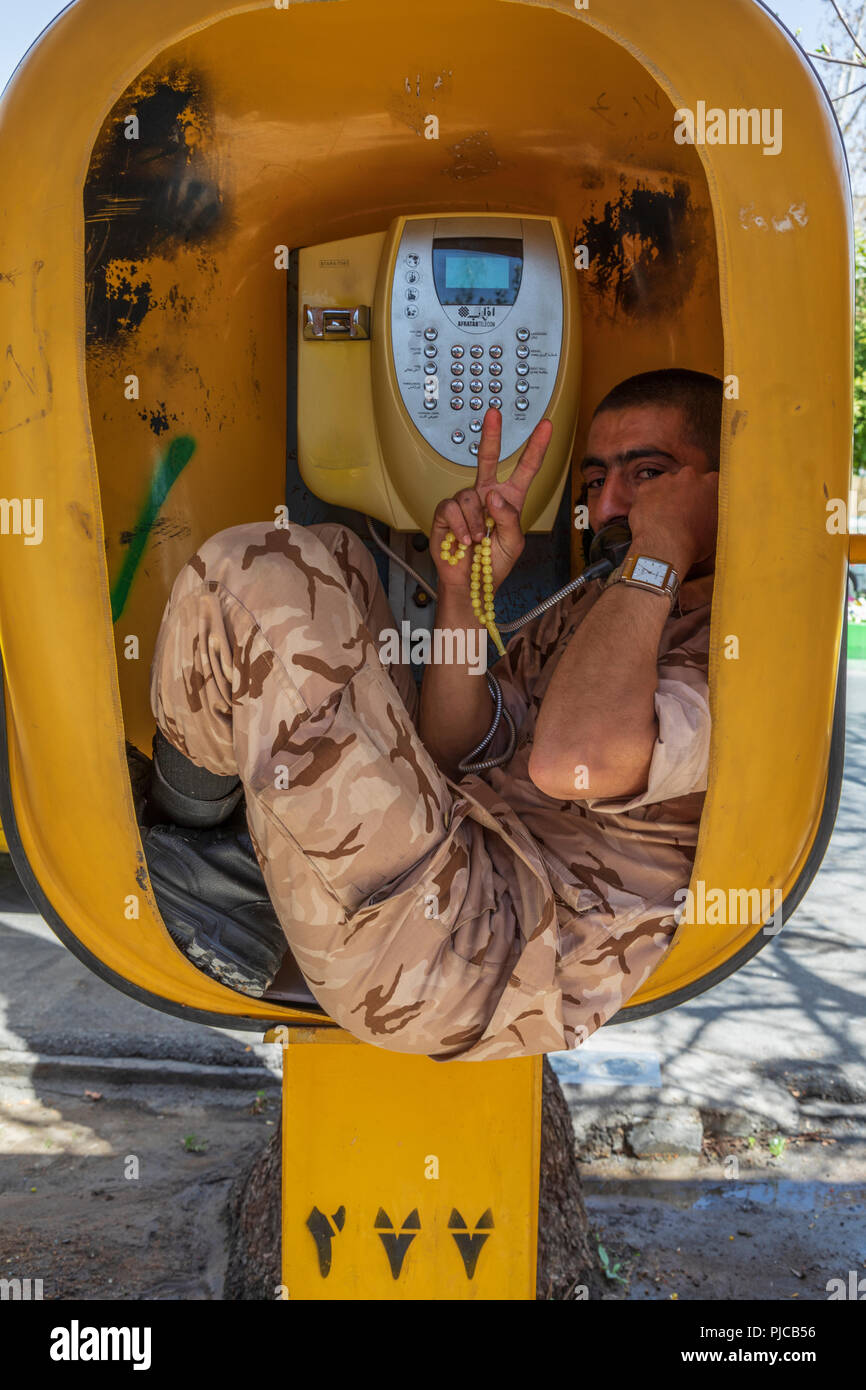 Repubblica islamica di Iran. I militari avente il divertimento di cabine telefoniche. Marzo 09, 2018 Foto Stock