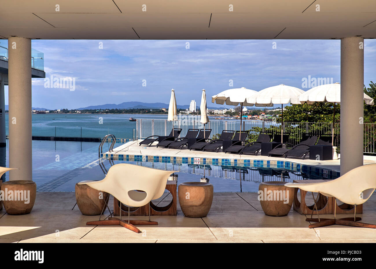 Ingresso alla piscina all'aperto dell'T sei 5 luxury hotel tropicale, Pattaya, Thailandia, Sud-est asiatico Foto Stock