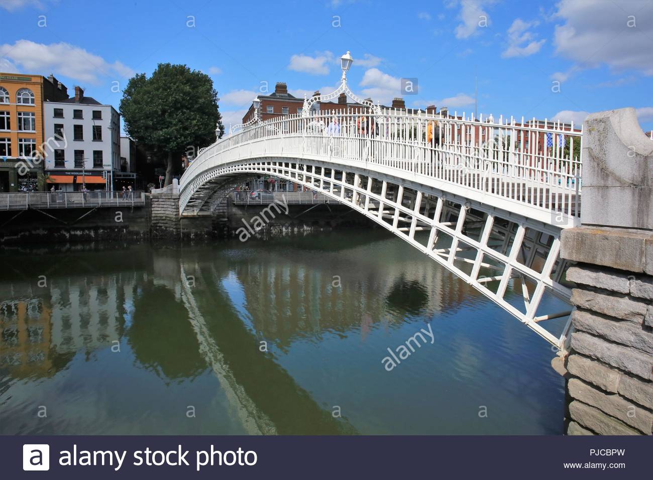 L'Ha'penny ponte sopra il fiume Liffey a Dublino Irlanda su un bel giorno d'estate. Foto Stock