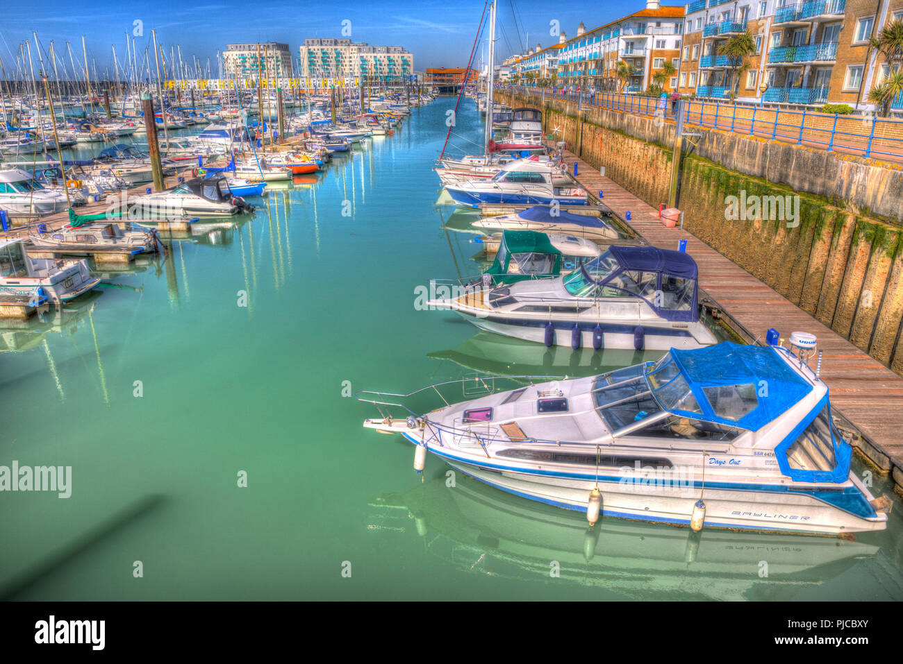 Brighton Marina e Porto di Barche e yachts East Sussex England Regno Unito HDR colorati Foto Stock