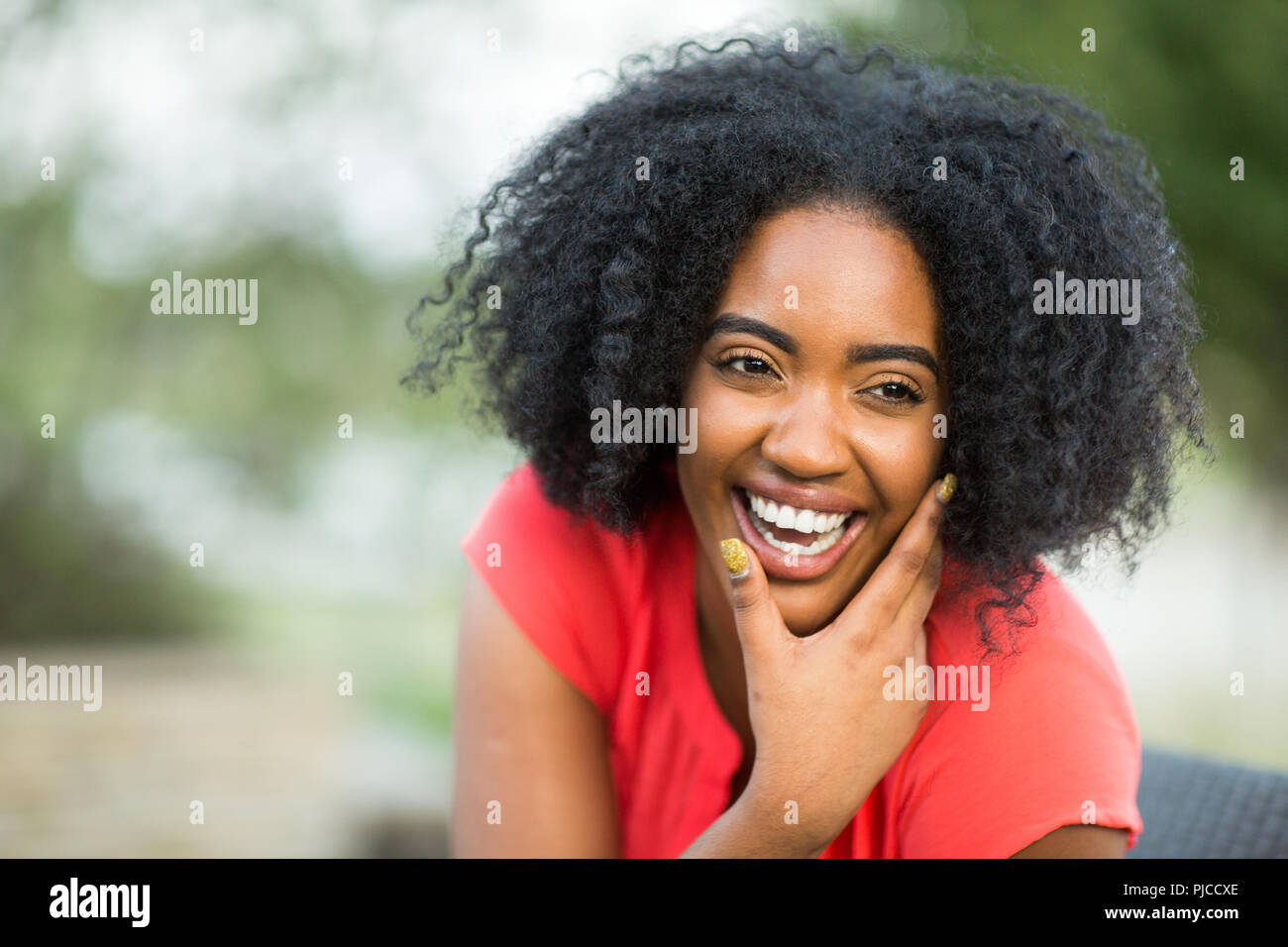 Multi-gruppo etnico di donne ridere e parlare. Foto Stock