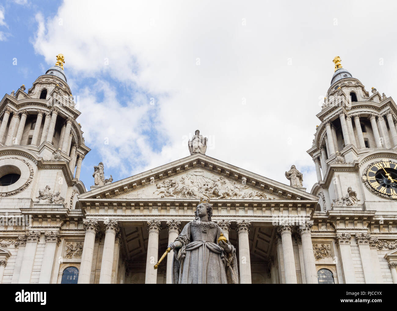 San Paolo è una cattedrale anglicana di Londra, Inghilterra. Di fronte alla cattedrale è una statua della regina Anna. Foto Stock