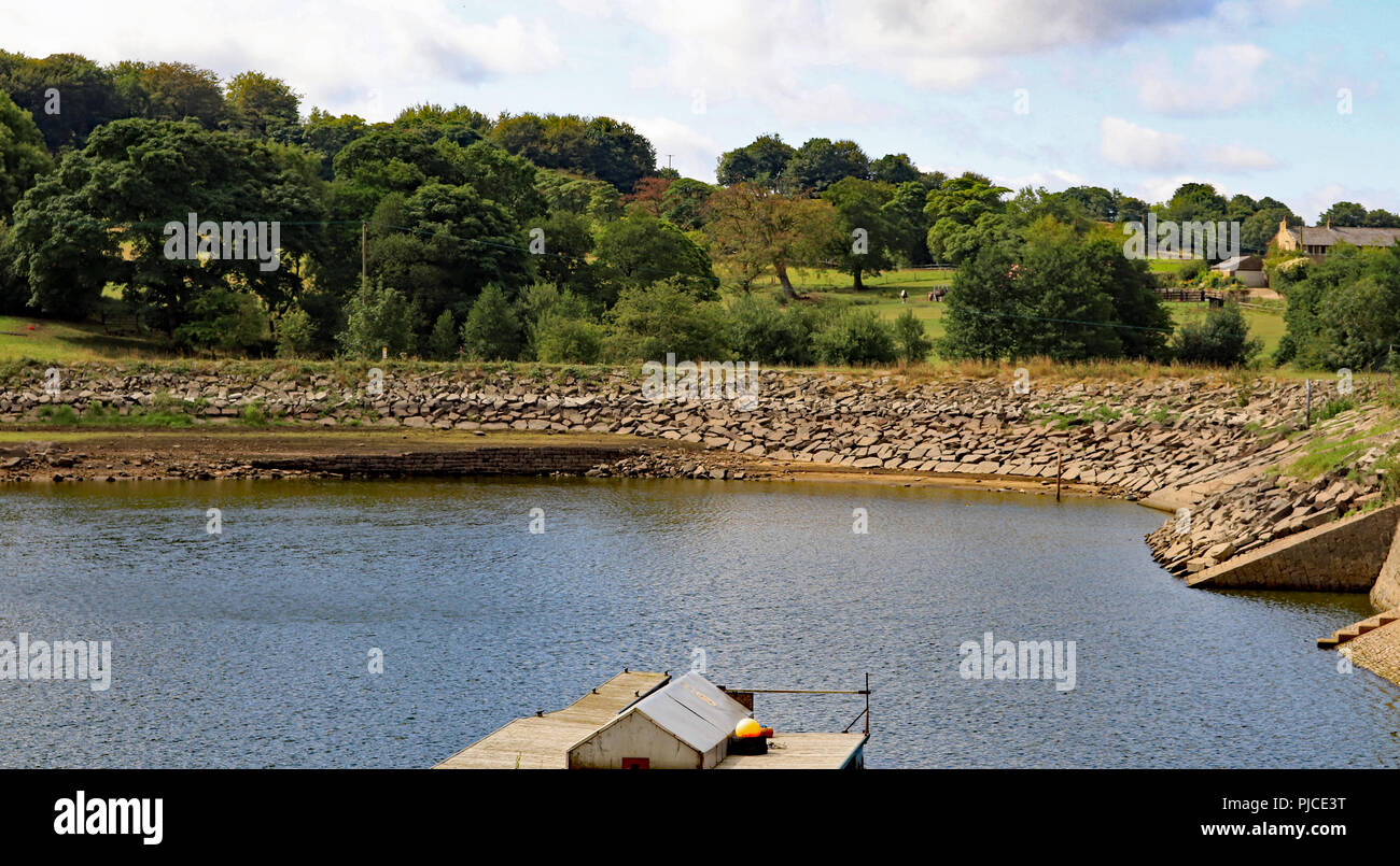 Foulridge serbatoio inferiore il lunedì 30.7.18 che mostra il livello basso di acqua che ha portato a restrizioni di navigazione che viene applicata al canale. Foto Stock