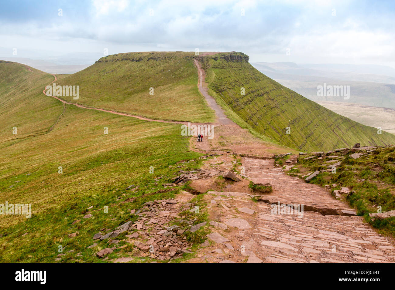 Walkers avvicinarsi al vertice di Pen-y-ventola (il punto più alto sul Brecon Beacons e nel sud della Gran Bretagna) con mais Du oltre, Powys, Wales, Regno Unito Foto Stock