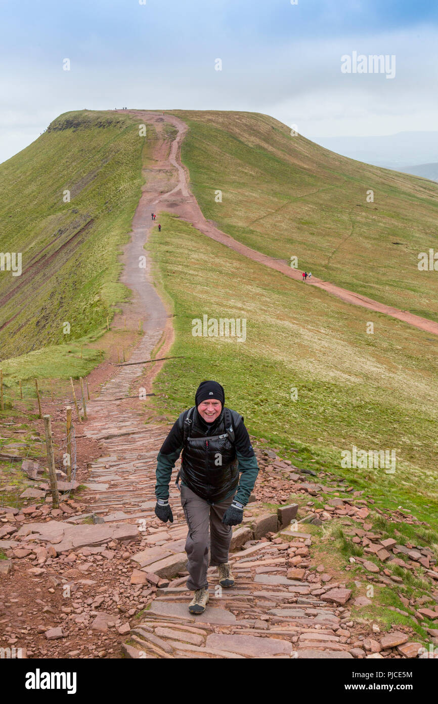 Pen-y-ventola, il punto più alto sul Brecon Beacons e nel sud della Gran Bretagna, visto dalla vetta del mais Du, Powys, Wales, Regno Unito Foto Stock