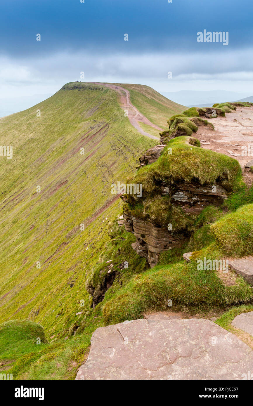 Pen-y-ventola, il punto più alto sul Brecon Beacons e nel sud della Gran Bretagna, visto dalla vetta del mais Du, Powys, Wales, Regno Unito Foto Stock