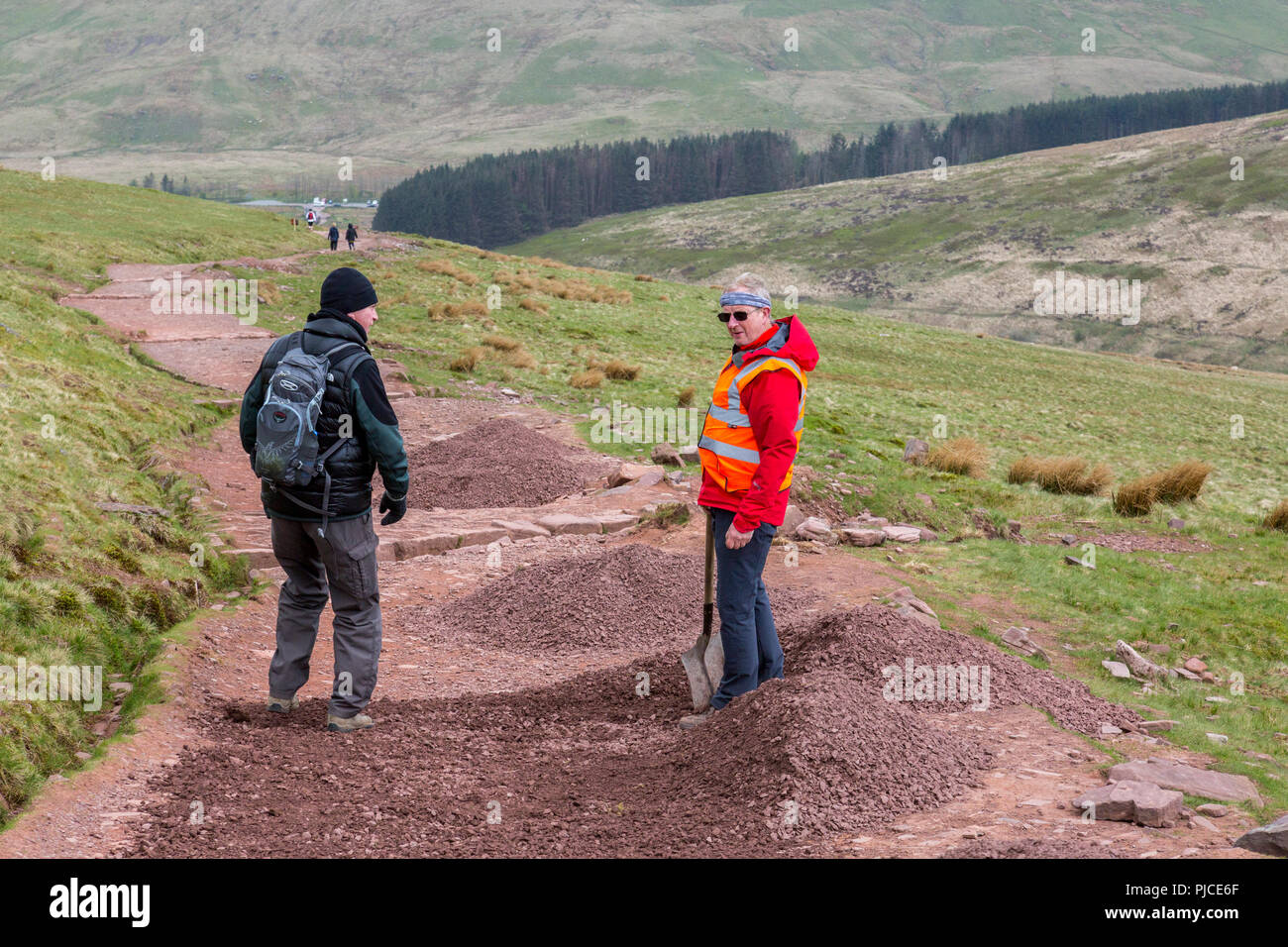 Un National Trust volontario di riparare il sentiero di Pen-y-ventola, il punto più alto sul Brecon Beacons e nel sud della Gran Bretagna, Powys, Wales, Regno Unito Foto Stock