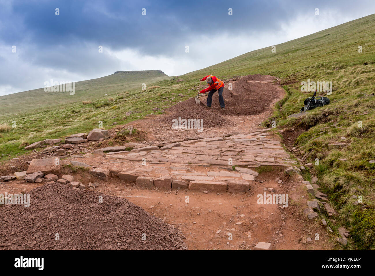 Un National Trust volontario di riparare il sentiero di Pen-y-ventola, il punto più alto sul Brecon Beacons e nel sud della Gran Bretagna, Powys, Wales, Regno Unito Foto Stock
