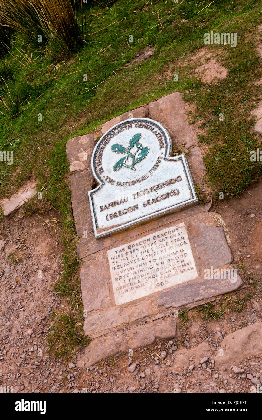 Il National Trust lapide sul sentiero di Pen-y-ventola, il punto più alto sul Brecon Beacons e nel sud della Gran Bretagna, Powys, Wales, Regno Unito Foto Stock