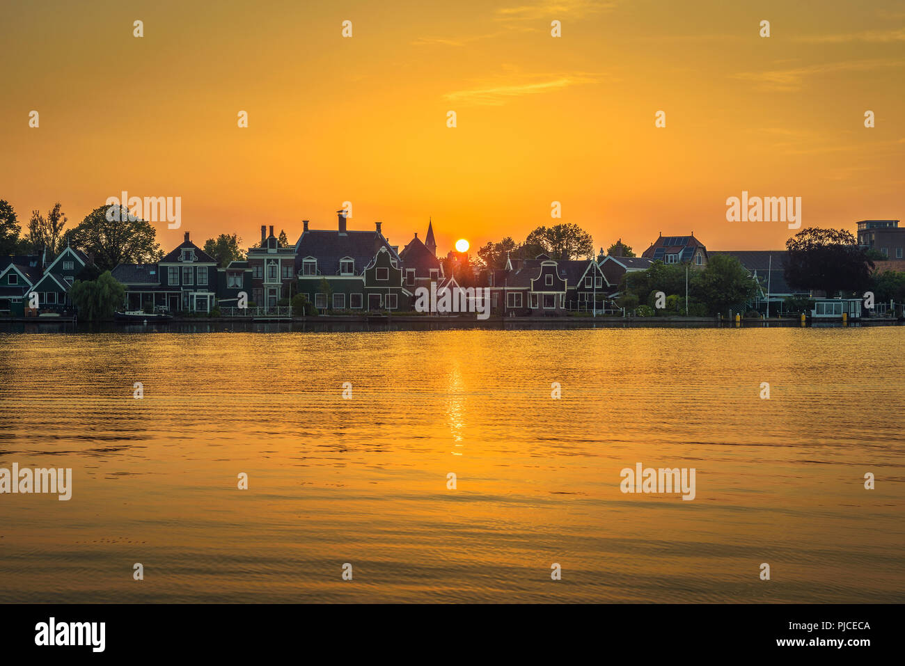 Il tramonto sopra il bellissimo villaggio di Zaanse Schans in Olanda Foto Stock