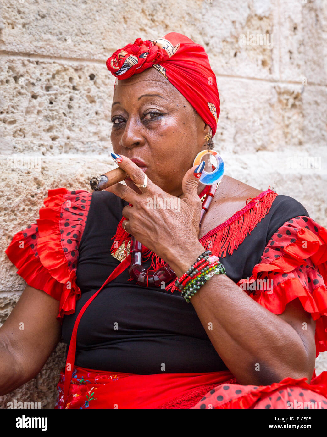 Donna cubana di fumare un sigaro, ritratto femminile, Havana, Cuba Foto Stock