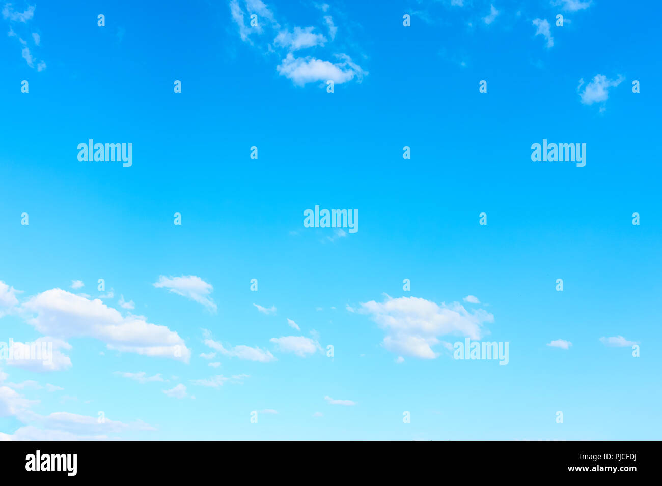 Quasi chiaro cielo blu con nuvole bianche - sfondo con ampio spazio per il tuo testo Foto Stock