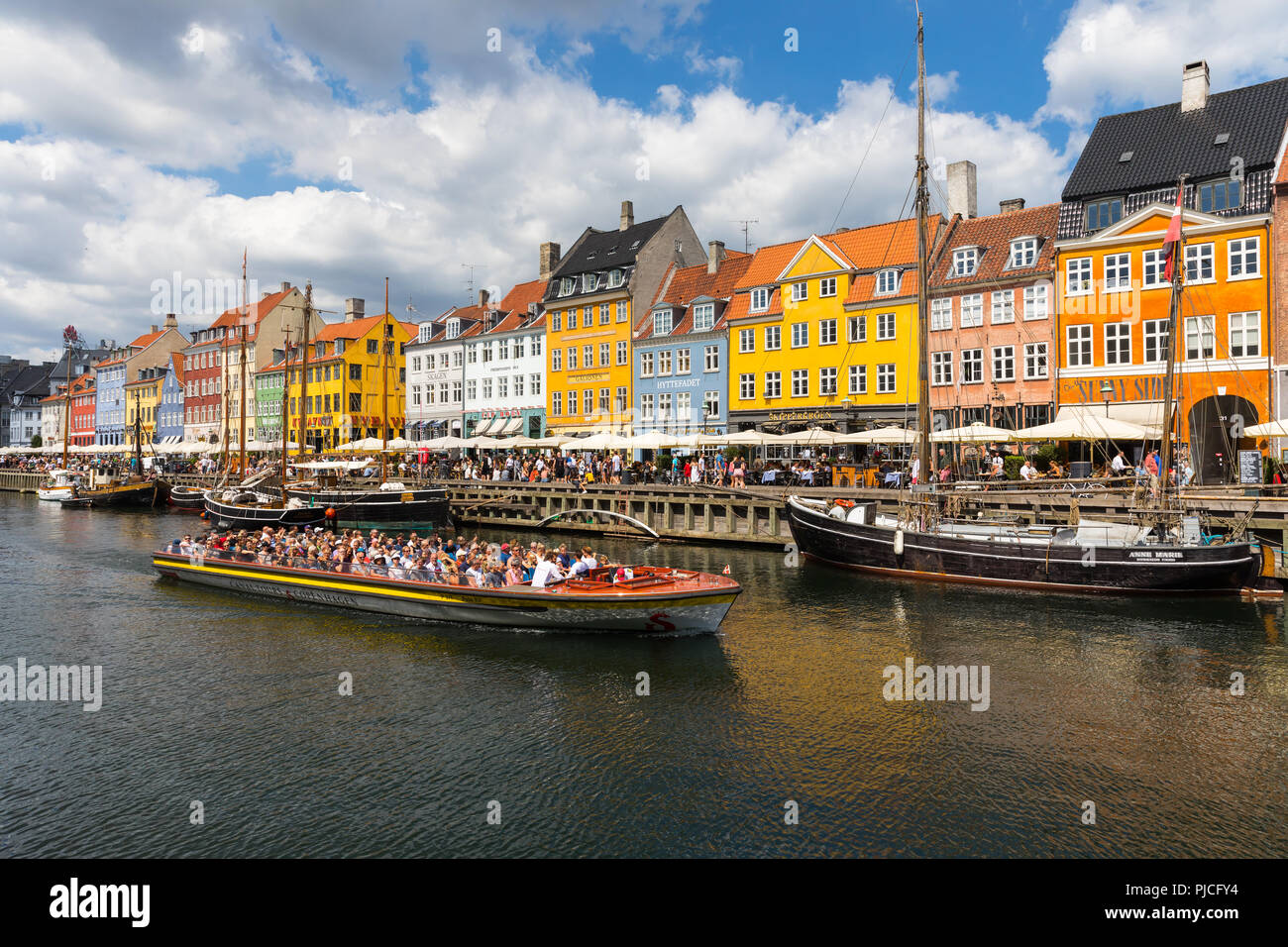 Nyhavn (nuovo porto) è un monastero del XVII secolo waterfront, canal e dal quartiere dei divertimenti di Copenhagen, Danimarca. Foto Stock