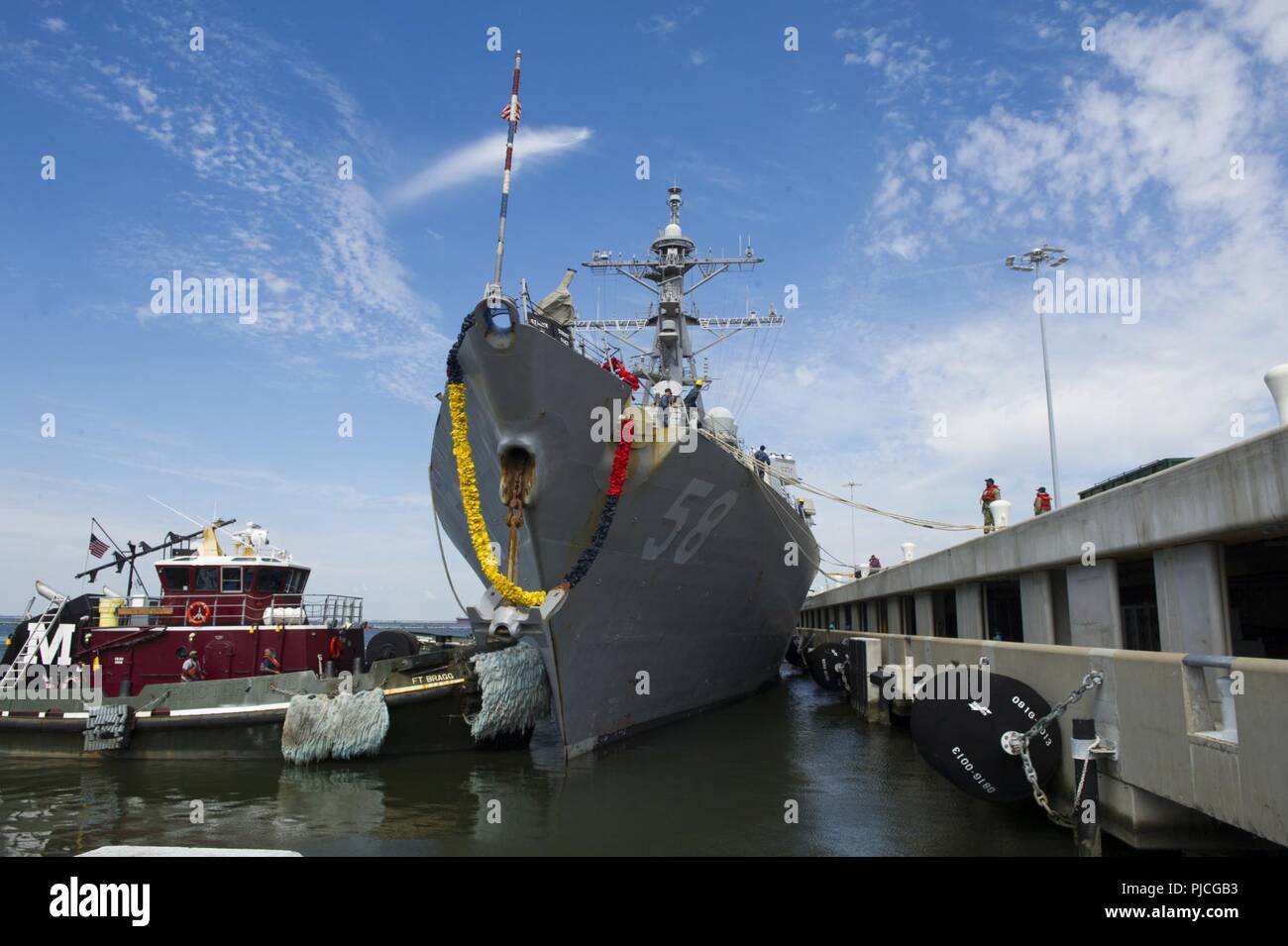NORFOLK (20 luglio 2018) le visite-missile destroyer USS Laboon (DDG 58) restituisce a homeport a seguito di un periodo di cinque mesi di distribuzione indipendenti negli Stati Uniti La quinta e la sesta flotta aree di responsabilità. Foto Stock NORFOLK (20 luglio 2018) le visite-missile destroyer USS Laboon (DDG 58) restituisce a homeport a seguito di un periodo di cinque mesi di distribuzione indipendenti negli Stati Uniti La quinta e la sesta flotta aree di responsabilità. Foto Stock