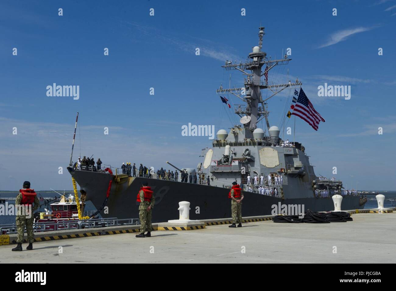 NORFOLK (20 luglio 2018) le visite-missile destroyer USS Laboon (DDG 58) restituisce a homeport a seguito di un periodo di cinque mesi di distribuzione indipendenti negli Stati Uniti Navy la quinta e la sesta flotta aree di responsabilità. Foto Stock NORFOLK (20 luglio 2018) le visite-missile destroyer USS Laboon (DDG 58) restituisce a homeport a seguito di un periodo di cinque mesi di distribuzione indipendenti negli Stati Uniti Navy la quinta e la sesta flotta aree di responsabilità. Foto Stock