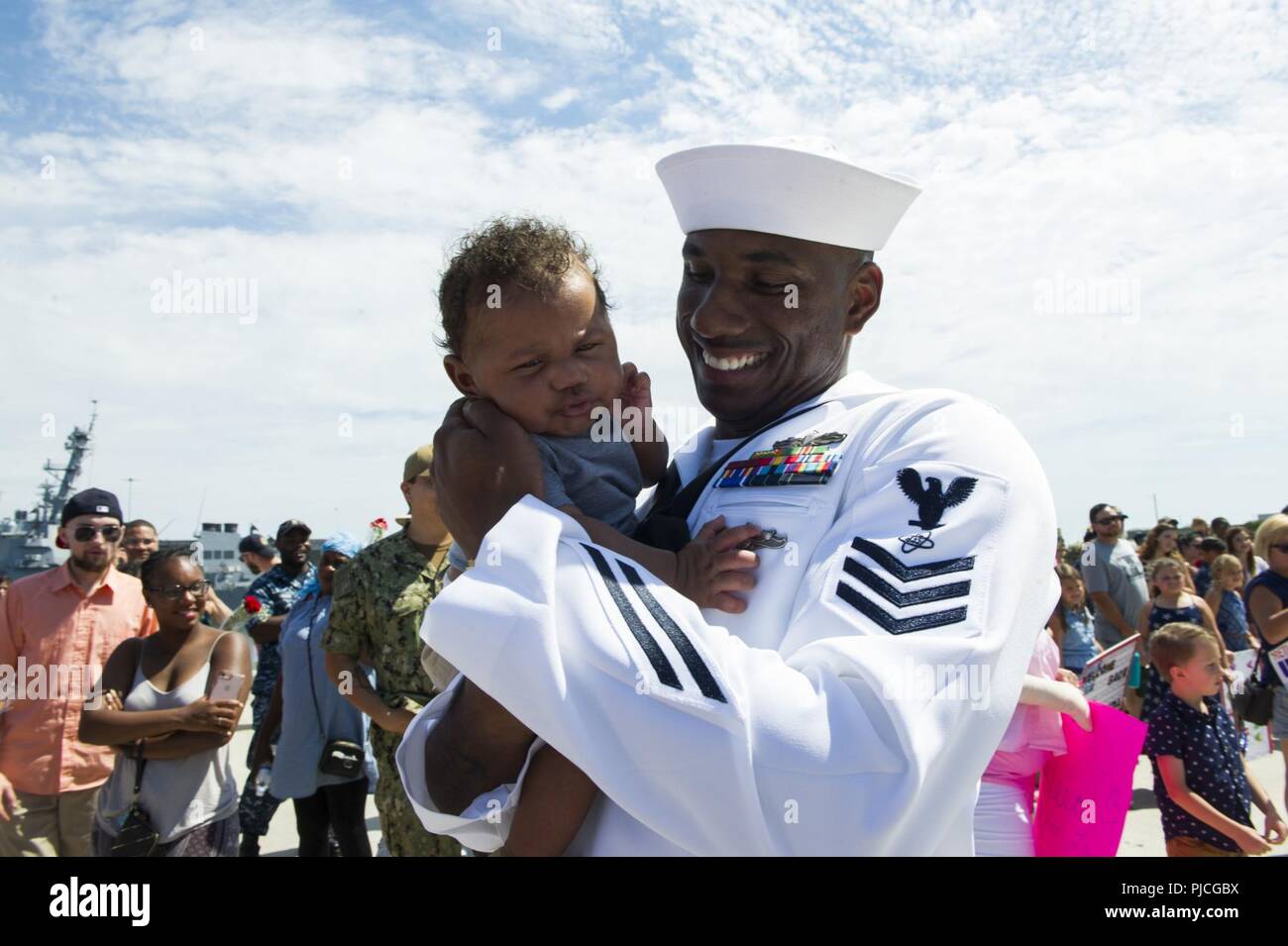 NORFOLK (20 luglio 2018) un marinaio assegnato alle visite-missile destroyer USS Laboon (DDG 58) mantiene il suo bambino per la prima volta durante la nave al rientro in homeport. Laboon restituito in seguito a cinque mesi di distribuzione indipendenti negli Stati Uniti La quinta e la sesta flotta aree di responsabilità. Foto Stock NORFOLK (20 luglio 2018) un marinaio assegnato alle visite-missile destroyer USS Laboon (DDG 58) mantiene il suo bambino per la prima volta durante la nave al rientro in homeport. Laboon restituito in seguito a cinque mesi di distribuzione indipendenti negli Stati Uniti La quinta e la sesta flotta aree di responsabilità. Foto Stock