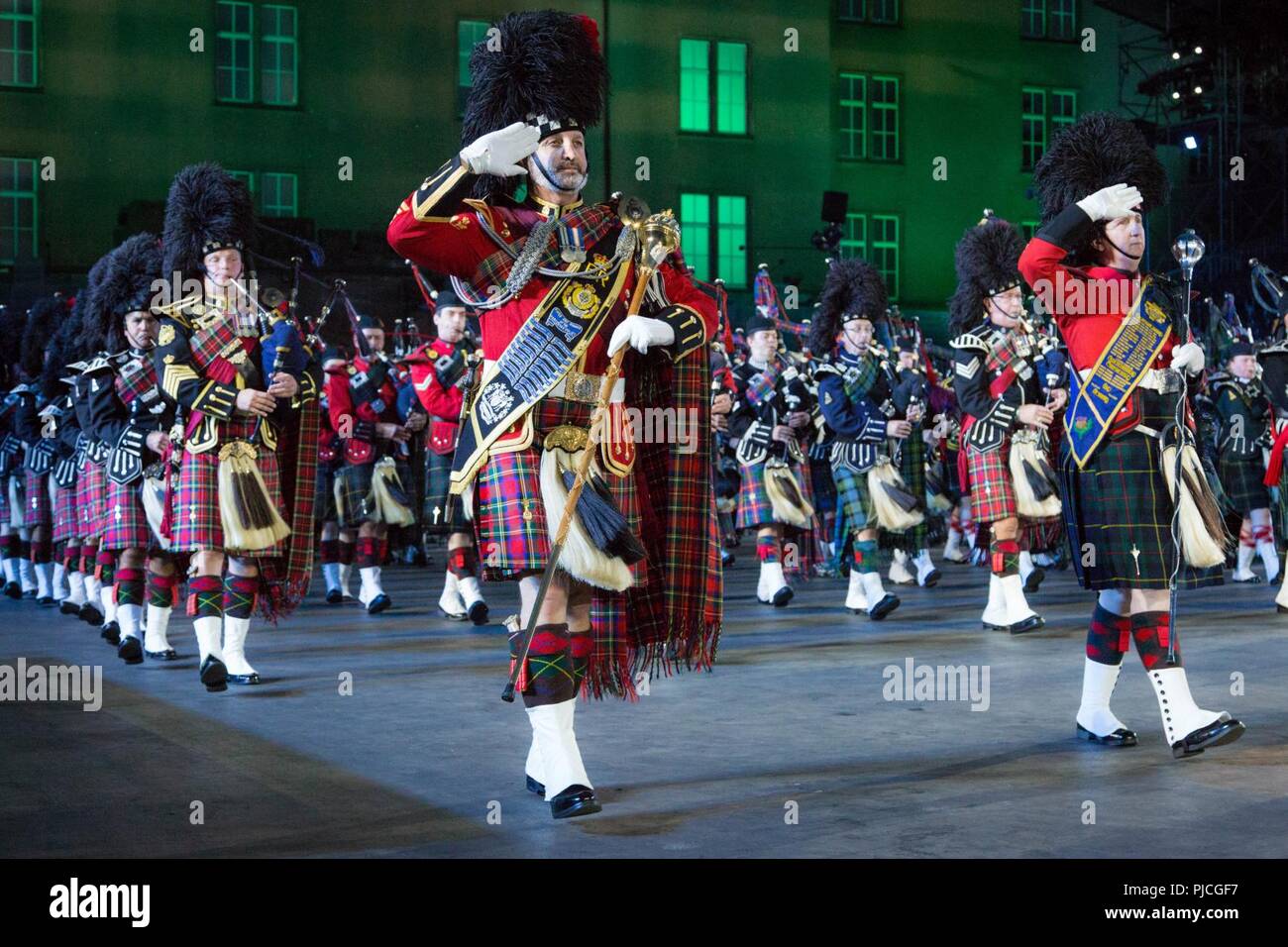 La massa Pipes & Drums eseguire per il 2018 Basel Tattoo a Basilea in Svizzera. Foto Stock