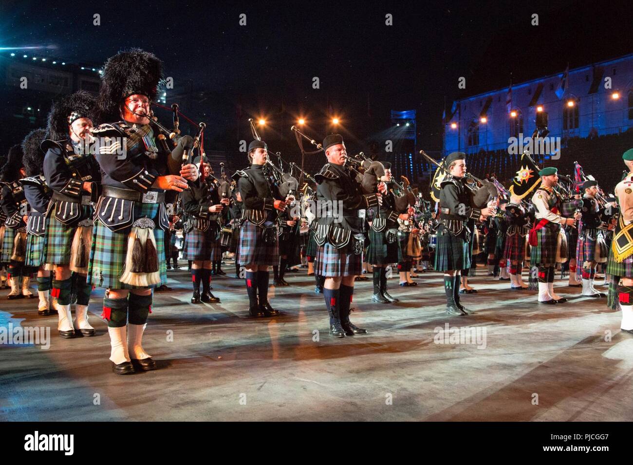 La massa Pipes & Drums eseguire per il 2018 Basel Tattoo a Basilea in Svizzera. Foto Stock