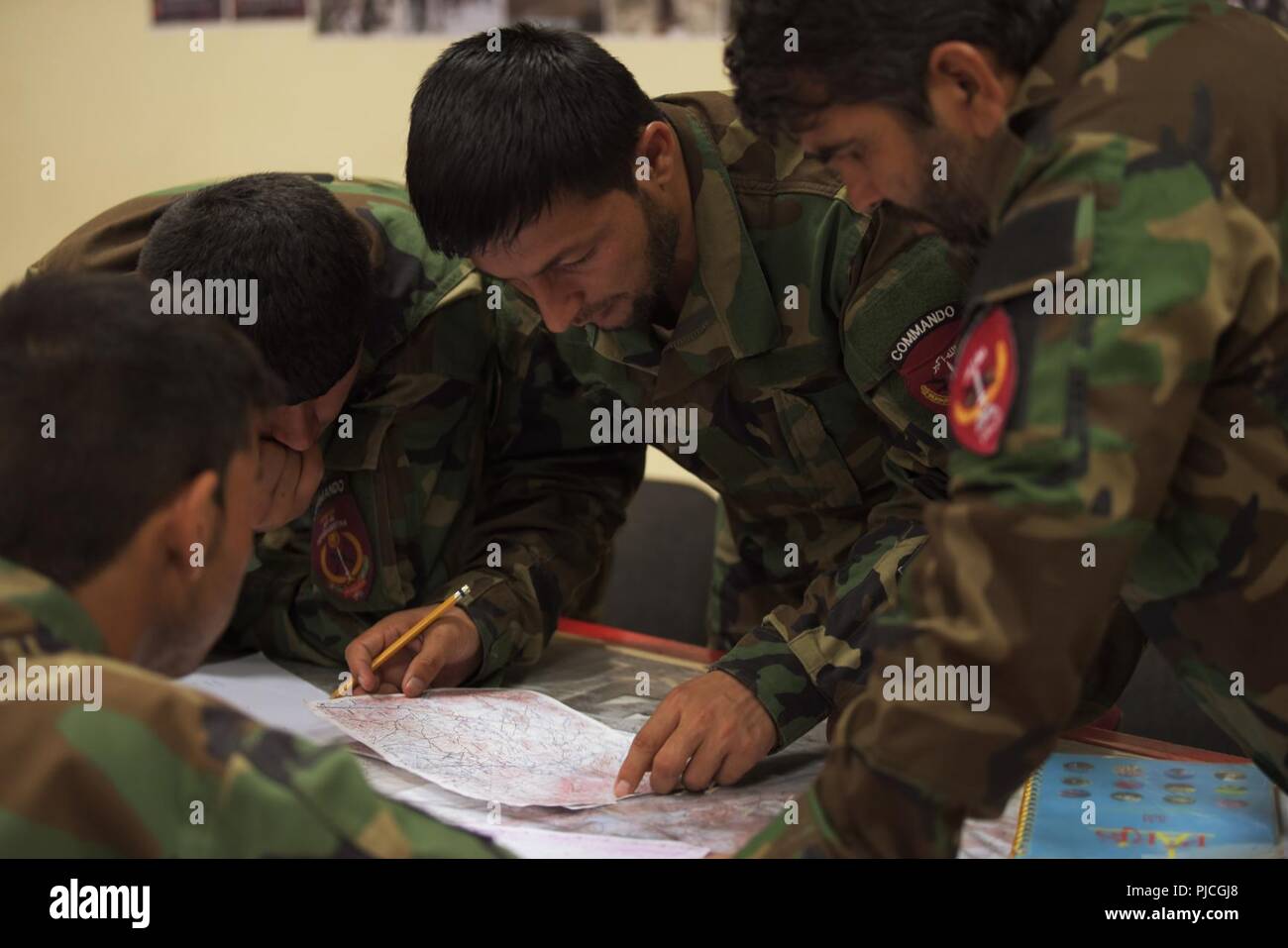 KABUL, Afghanistan (16 luglio 2018) -- Commandos tracciare le coordinate del reticolo in un'aula prima di muoversi per simulare un ambiente reale per mettere tali competenze in pratica vicino a Kabul, Afghanistan, 16 luglio 2018. Assegnato a afghana per le operazioni speciali del comando (ANASOC) Hamahangee Tacktikee Hawa (HTH), Commandos affilare le loro abilità durante una settimana di classe concentrandosi sulla navigazione terrestre e aria la capacità di coordinamento. (NATO Foto Stock