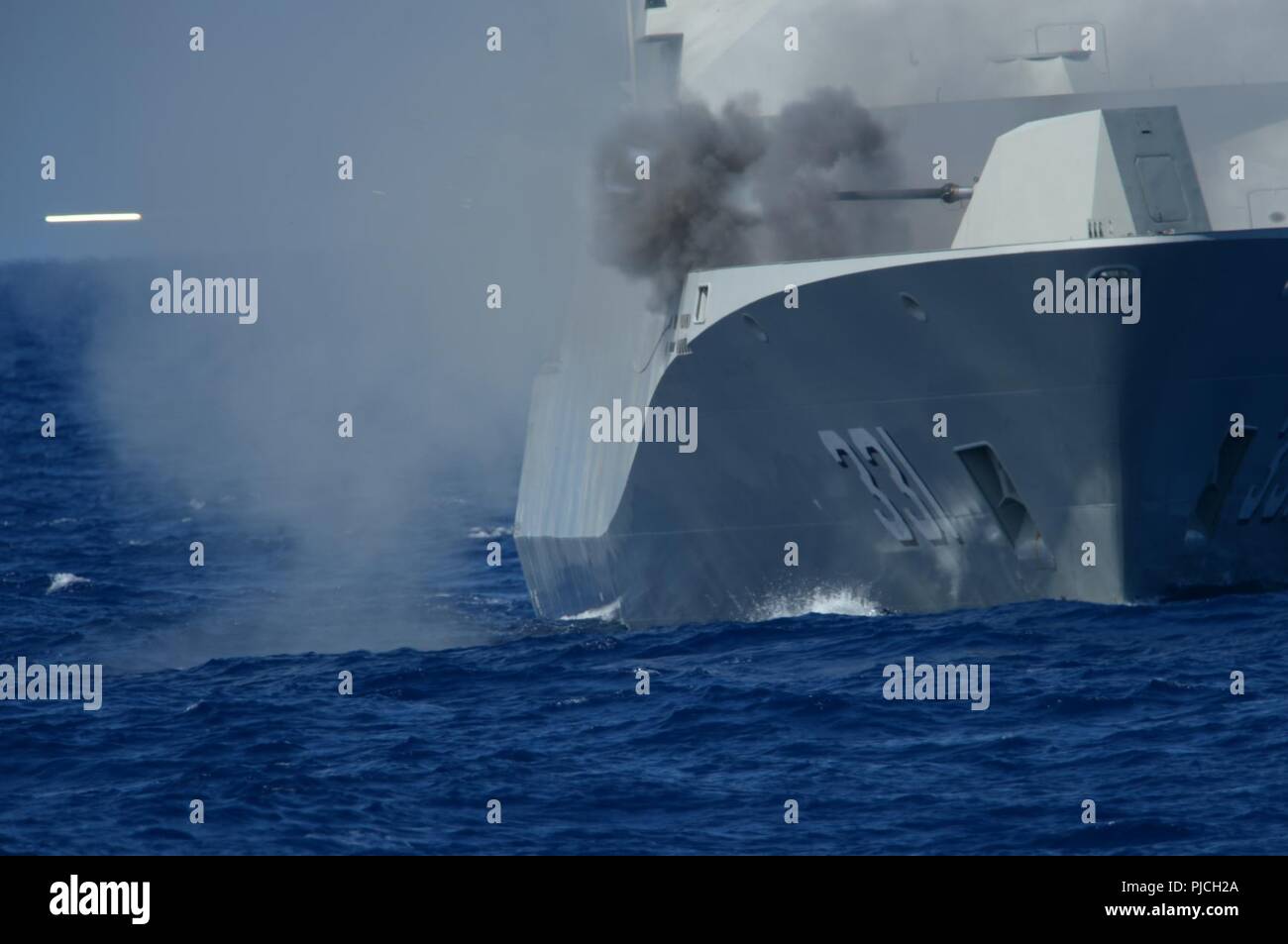 Oceano Pacifico (20 luglio 2018) nave indonesiano, KRI Martadinata (331) incendi il suo 76mm pistola principale a un esercizio gunnery con HMCS Vancouver (FFH 331) durante il cerchio del Pacifico (RIMPAC) Esercizio, luglio 20. Venticinque nazioni, 46 navi, cinque sommergibili, circa 200 aerei e 25.000 personale partecipano RIMPAC dal 27 giugno al 2 agosto in e intorno alle Isole Hawaii e la California del Sud. Il più grande del mondo marittimo internazionale esercitazione RIMPAC offre una singolare opportunità di formazione promuovendo e sostenendo le relazioni cooperative tra i partecipanti sono fondamentali per garantire th Foto Stock