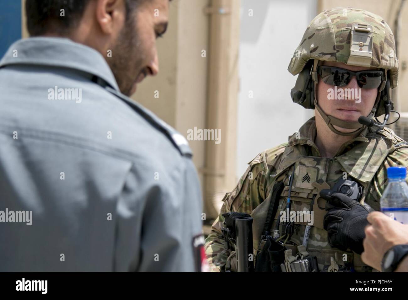 Afghanistan (Luglio 22, 2018) - Kabul forza di sicurezza (KSF) Troopers con il primo squadrone, centottantesimo reggimento di cavalleria, 45th della brigata di fanteria Team di combattimento, Oklahoma, l Esercito Nazionale Guardia, utilizzare la loro esperienza civile come agenti di polizia per consentire la loro missione mentre distribuito a Kabul, in Afghanistan a sostegno della NATO-led supporto risoluto di missione. La KSF della polizia di distacco di collegamento (PLD) consiste di soldati che consentono di stabilire relazioni tra KSF e la città di distretti di polizia come parte del continuo gli obiettivi di sicurezza; un pezzo cruciale come risposta incidente rimane una missione primaria entro KSF. Foto Stock