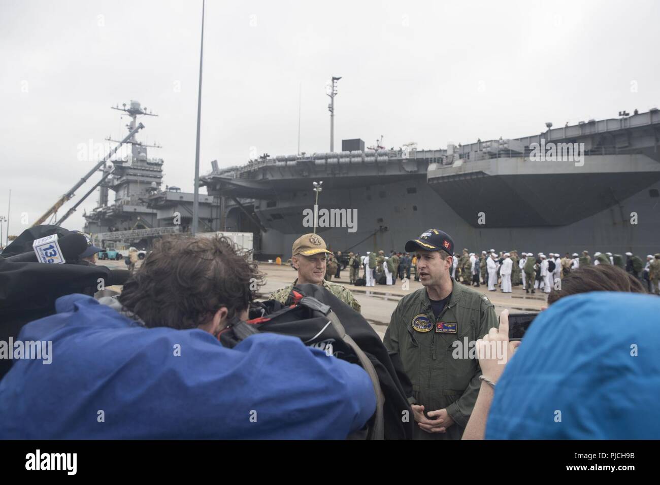 NORFOLK (21 luglio 2018) -- Capt. Nick Dienna, Comandante, USS Harry Truman (CVN 75), parla di media sul molo dopo Truman il ritorno dalla distribuzione. La USS Harry Truman Strike gruppo è stato distribuito come supporto di le operazioni di sicurezza marittima e di teatro la cooperazione in materia di sicurezza gli sforzi negli Stati Uniti La quinta e la sesta flotta aree di responsabilità. Con Harry Truman come ammiraglia, distribuzione di strike gruppo attivi comprendono staffs, di navi e di aeromobili di Carrier Strike gruppo Otto (CSG 8), Destroyer Squadron due otto (DESRON 28) e Carrier aria Wing uno (CVW-1). Foto Stock NORFOLK (21 luglio 2018) -- Capt. Nick Dienna, Comandante, USS Harry Truman (CVN 75), parla di media sul molo dopo Truman il ritorno dalla distribuzione. La USS Harry Truman Strike gruppo è stato distribuito come supporto di le operazioni di sicurezza marittima e di teatro la cooperazione in materia di sicurezza gli sforzi negli Stati Uniti La quinta e la sesta flotta aree di responsabilità. Con Harry Truman come ammiraglia, distribuzione di strike gruppo attivi comprendono staffs, di navi e di aeromobili di Carrier Strike gruppo Otto (CSG 8), Destroyer Squadron due otto (DESRON 28) e Carrier aria Wing uno (CVW-1). Foto Stock