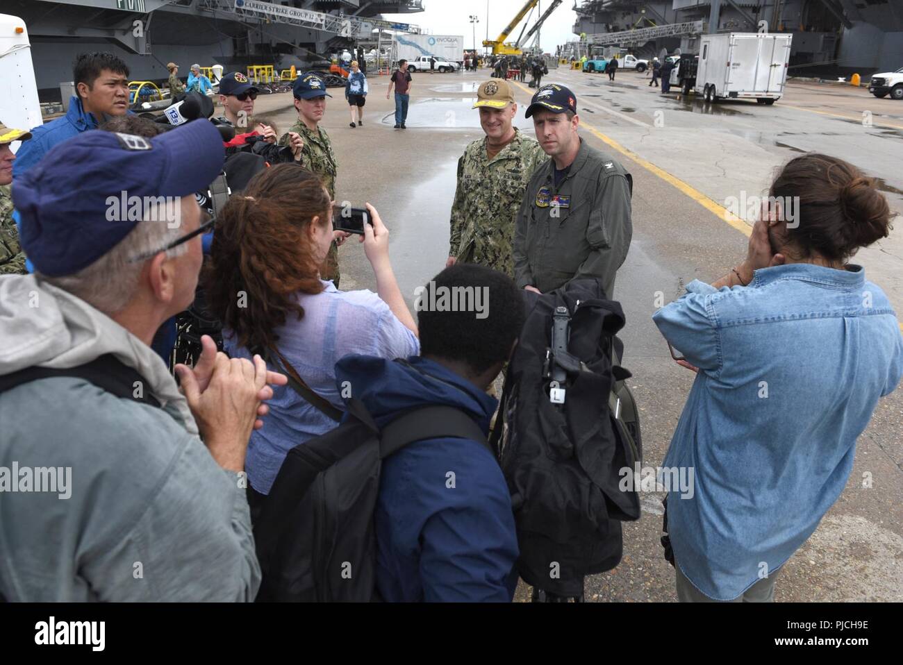 NORFOLK (21 luglio 2018) USS Harry Truman (CVN 75) comandante, cap. Nicholas Dienna rilascia un intervista sul molo dopo la nave arrivò alla stazione navale di Norfolk. La USS Harry Truman Strike gruppo è stato distribuito come supporto di le operazioni di sicurezza marittima e di teatro la cooperazione in materia di sicurezza gli sforzi negli Stati Uniti La quinta e la sesta flotta aree di responsabilità. Con Harry Truman come ammiraglia, distribuzione di strike gruppo attivi comprendono staffs, di navi e di aeromobili di Carrier Strike gruppo Otto (CSG 8), Destroyer Squadron due otto (DESRON 28) e Carrier aria Wing uno (CVW-1). Foto Stock NORFOLK (21 luglio 2018) USS Harry Truman (CVN 75) comandante, cap. Nicholas Dienna rilascia un intervista sul molo dopo la nave arrivò alla stazione navale di Norfolk. La USS Harry Truman Strike gruppo è stato distribuito come supporto di le operazioni di sicurezza marittima e di teatro la cooperazione in materia di sicurezza gli sforzi negli Stati Uniti La quinta e la sesta flotta aree di responsabilità. Con Harry Truman come ammiraglia, distribuzione di strike gruppo attivi comprendono staffs, di navi e di aeromobili di Carrier Strike gruppo Otto (CSG 8), Destroyer Squadron due otto (DESRON 28) e Carrier aria Wing uno (CVW-1). Foto Stock