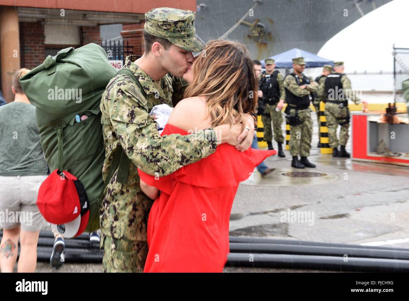 NORFOLK (21 luglio 2018) un marinaio abbraccia il suo amato sul dopo la USS Harry Truman (CVN 75) arrivati alla stazione navale di Norfolk. La USS Harry Truman Strike gruppo è stato distribuito come supporto di le operazioni di sicurezza marittima e di teatro la cooperazione in materia di sicurezza gli sforzi negli Stati Uniti La quinta e la sesta flotta aree di responsabilità. Con Harry Truman come ammiraglia, distribuzione di strike gruppo attivi comprendono staffs, di navi e di aeromobili di Carrier Strike gruppo Otto (CSG 8), Destroyer Squadron due otto (DESRON 28) e Carrier aria Wing uno (CVW-1). Foto Stock NORFOLK (21 luglio 2018) un marinaio abbraccia il suo amato sul dopo la USS Harry Truman (CVN 75) arrivati alla stazione navale di Norfolk. La USS Harry Truman Strike gruppo è stato distribuito come supporto di le operazioni di sicurezza marittima e di teatro la cooperazione in materia di sicurezza gli sforzi negli Stati Uniti La quinta e la sesta flotta aree di responsabilità. Con Harry Truman come ammiraglia, distribuzione di strike gruppo attivi comprendono staffs, di navi e di aeromobili di Carrier Strike gruppo Otto (CSG 8), Destroyer Squadron due otto (DESRON 28) e Carrier aria Wing uno (CVW-1). Foto Stock