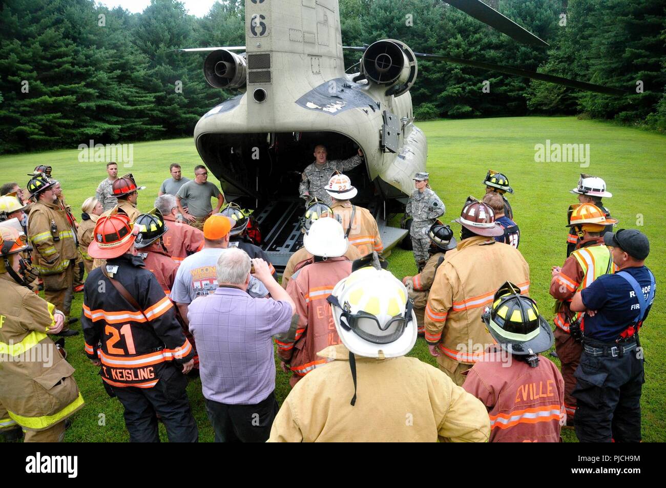 Stati Uniti Esercito Lt. Col. Daniel Schwartz, Chirurgo di volo per la ventottesima Expeditionary combattere la Brigata Aerea parla con primi responder da Dauphin e contee Schuylkill fuori il retro di un CH-47 elicottero Chinook a Wiconisco, PA, 21 luglio 2018. Foto Stock