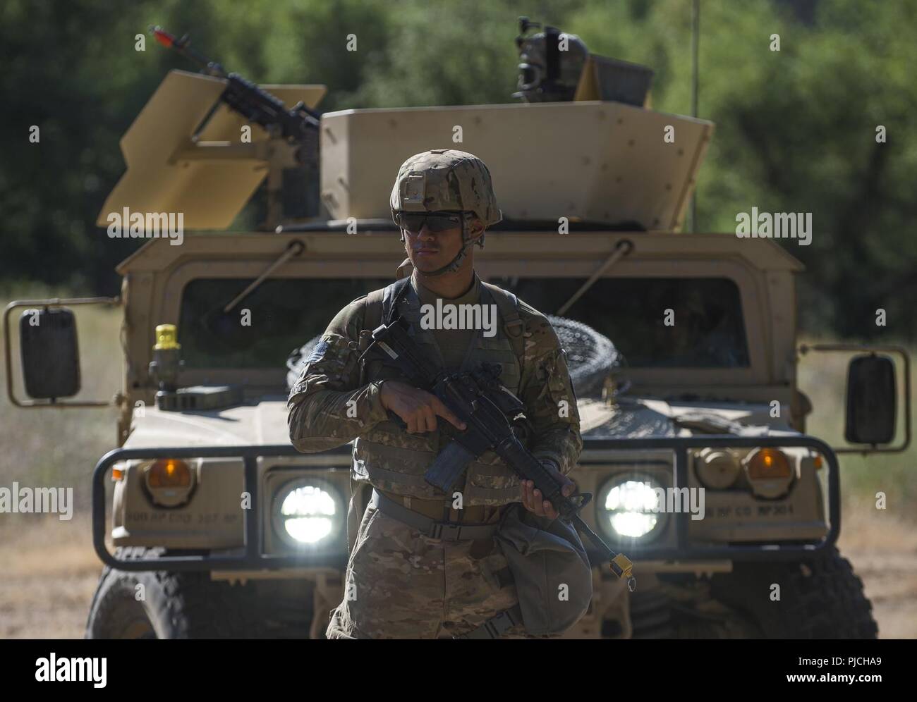 Sgt. Ray Franco, U.S. La riserva di esercito di polizia militare soldato da la cinquantaseiesima Polizia Militare Company, di Mesa, Arizona, comporta per un ritratto durante un combattimento Supporto Formazione Esercizio (CSTX) a Fort Hunter Liggett, California, 22 luglio 2018. Tale rotazione di CSTX corre attraverso il mese di luglio, formazione di migliaia di U.S. La riserva di esercito di soldati provenienti da una varietà di funzioni per includere la polizia militare, medico, chimico, logistica, trasporto e più. Foto Stock