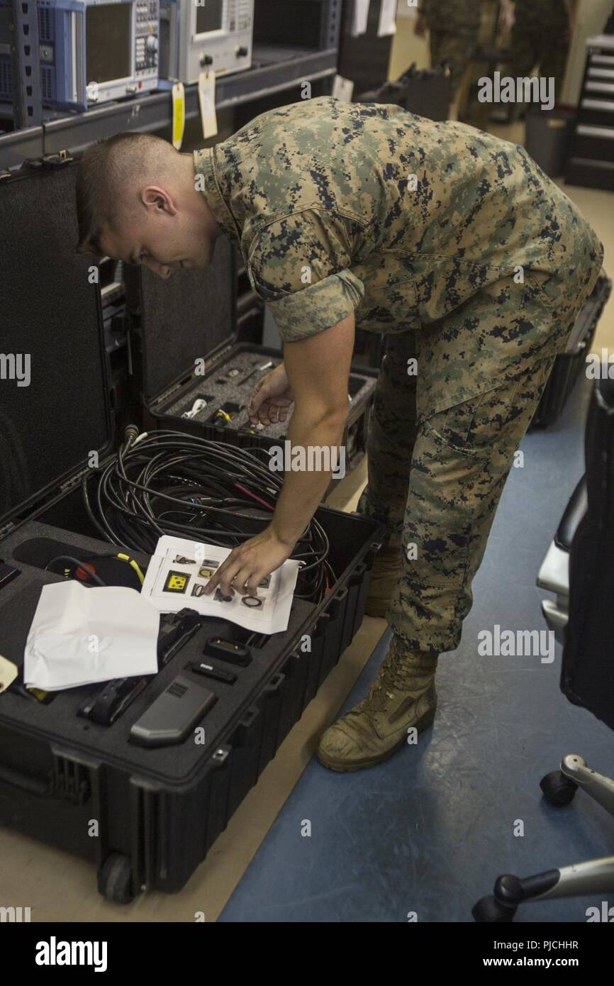 Cpl. Davis E. Steiner prepara un kit contenente un veicolo automatizzato sistema diagnostico a Camp Kinser, Okinawa, in Giappone, 23 luglio, 2018. Il kit contiene le apparecchiature utilizzate per identificare i problemi con un veicolo. Steiner, nativo di Atlanta in Georgia, è un tecnico di calibrazione con elettronica di società di manutenzione, logistica di combattimento reggimento 35, terzo Marine Logistics Group. Foto Stock