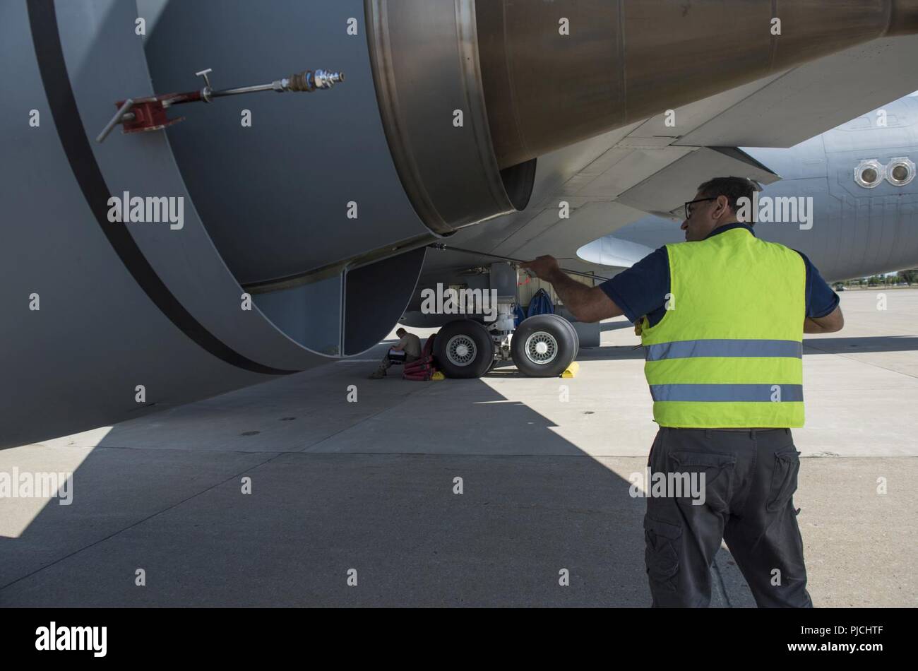 Un imprenditore prepara l'installazione specializzata di apparecchiature di lavaggio su un KC-135R motore jet, luglio 18, 2018 Niagara Falls riserva d'aria Stazione, N.Y. Questa routine di manutenzione è eseguita ogni quattro anni su tutti i motori di aerei. Foto Stock