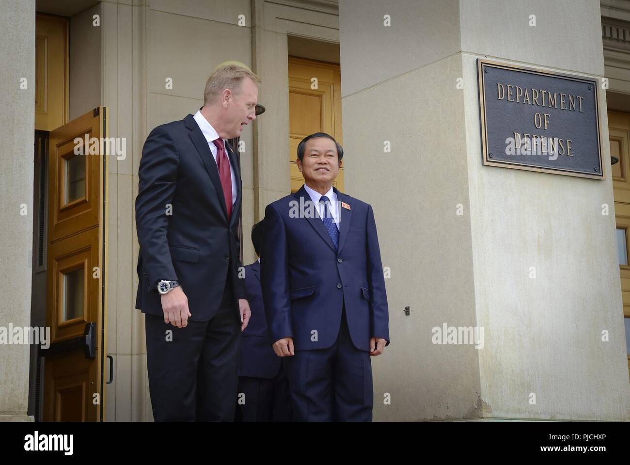 Stati Uniti Il vice Segretario della Difesa Patrick M. Shanahan incontra il vietnamita generale fare Ba Ty, Vice Presidente dell'Assemblea Nazionale vietnamita al Pentagono a Washington, il 23 luglio 2018. Foto Stock