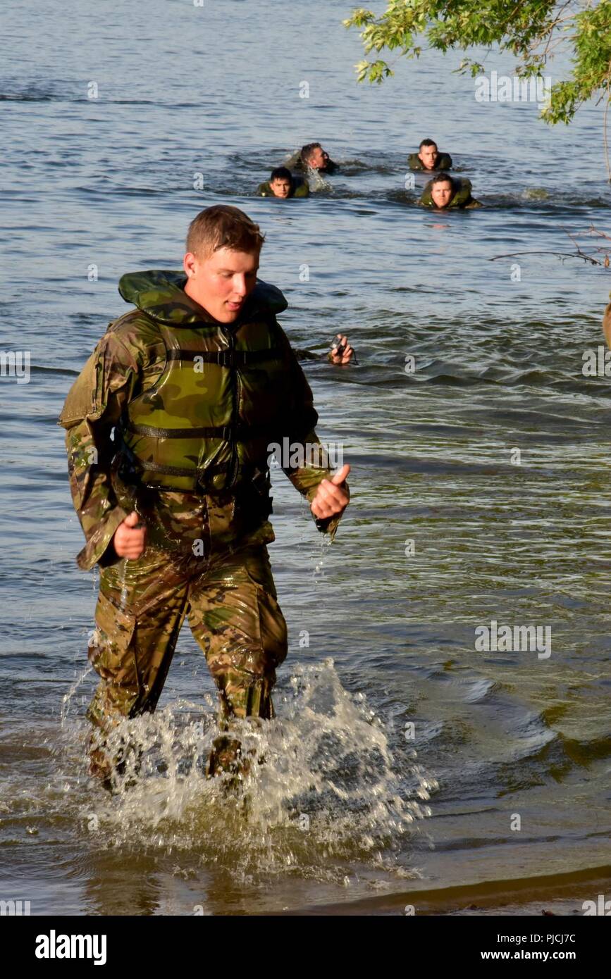 In questa immagine, rilasciato dal governo degli STATI UNITI La riserva di esercito, membri dell'Ingegnere 420th brigata condurre una caduta helocast in Arkansas River Luglio 22, 2018 come parte del fiume Assault 2018, una formazione congiunta esercizio dotato di risorse da parte dell'esercito di riserva, la Guardia Nazionale e esercito attivo. Questo evento helocast era sostenuta dai membri del Sapper corso di Leader e gli Stati Uniti Esercito Deep Sea Dive Team. Foto Stock