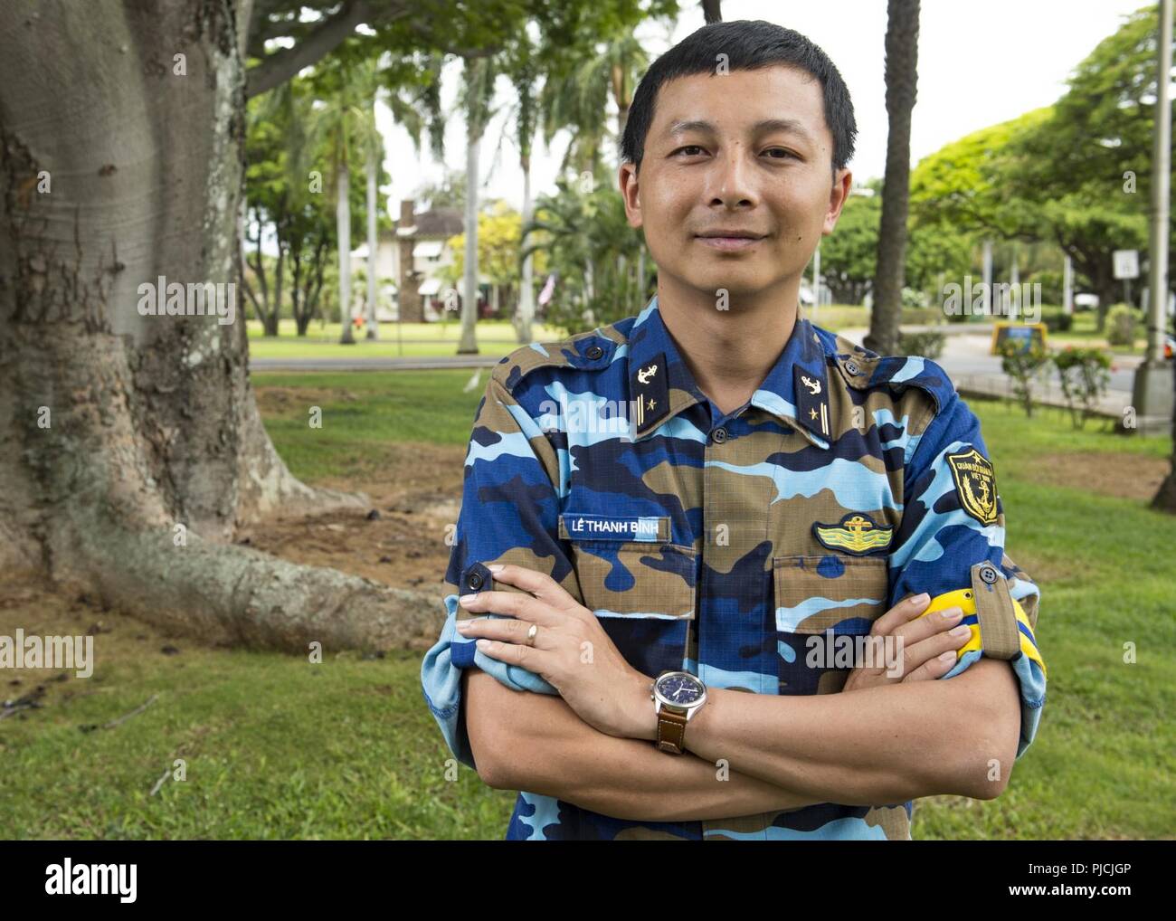 BASE COMUNE DI PEARL HARBOR-HICKAM (16 luglio 2018) Il Vietnam popolare di Navy Lt. La Cmdr. Le Thanh Binh, da Nghe An, Vietnam, entra in pausa per un ritratto come parte di un cerchione del Pacifico (RIMPAC) campagna destinata ad evidenziare la diversità di nazioni partecipanti chiamati facce di RIMPAC. Venticinque nazioni, 46 navi, cinque sommergibili, circa 200 aerei e 25.000 personale partecipano RIMPAC dal 27 giugno al 2 agosto in e intorno alle Isole Hawaii e la California del Sud. Il più grande del mondo marittimo internazionale esercitazione RIMPAC offre una singolare opportunità di formazione promuovendo e sustaini Foto Stock