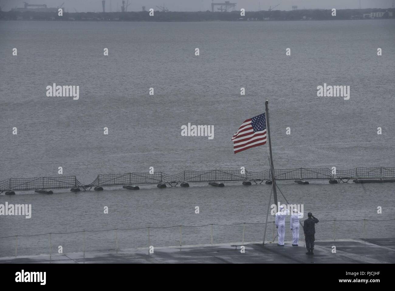 NORFOLK (21 luglio 2018) marinai salutiamo l'alfiere nazionale dopo la portaerei USS Harry Truman (CVN 75) arriva alla stazione navale di Norfolk. L'Harry Truman Carrier Strike gruppo è stato distribuito come supporto di le operazioni di sicurezza marittima e di teatro la cooperazione in materia di sicurezza gli sforzi negli Stati Uniti La quinta e la sesta flotta aree di responsabilità. Con Harry Truman come ammiraglia, distribuzione di strike gruppo attivi comprendono staffs, di navi e di aeromobili di Carrier Strike gruppo Otto (CSG 8), Destroyer Squadron due otto (DESRON 28) e Carrier aria Wing uno (CVW-1). Foto Stock NORFOLK (21 luglio 2018) marinai salutiamo l'alfiere nazionale dopo la portaerei USS Harry Truman (CVN 75) arriva alla stazione navale di Norfolk. L'Harry Truman Carrier Strike gruppo è stato distribuito come supporto di le operazioni di sicurezza marittima e di teatro la cooperazione in materia di sicurezza gli sforzi negli Stati Uniti La quinta e la sesta flotta aree di responsabilità. Con Harry Truman come ammiraglia, distribuzione di strike gruppo attivi comprendono staffs, di navi e di aeromobili di Carrier Strike gruppo Otto (CSG 8), Destroyer Squadron due otto (DESRON 28) e Carrier aria Wing uno (CVW-1). Foto Stock