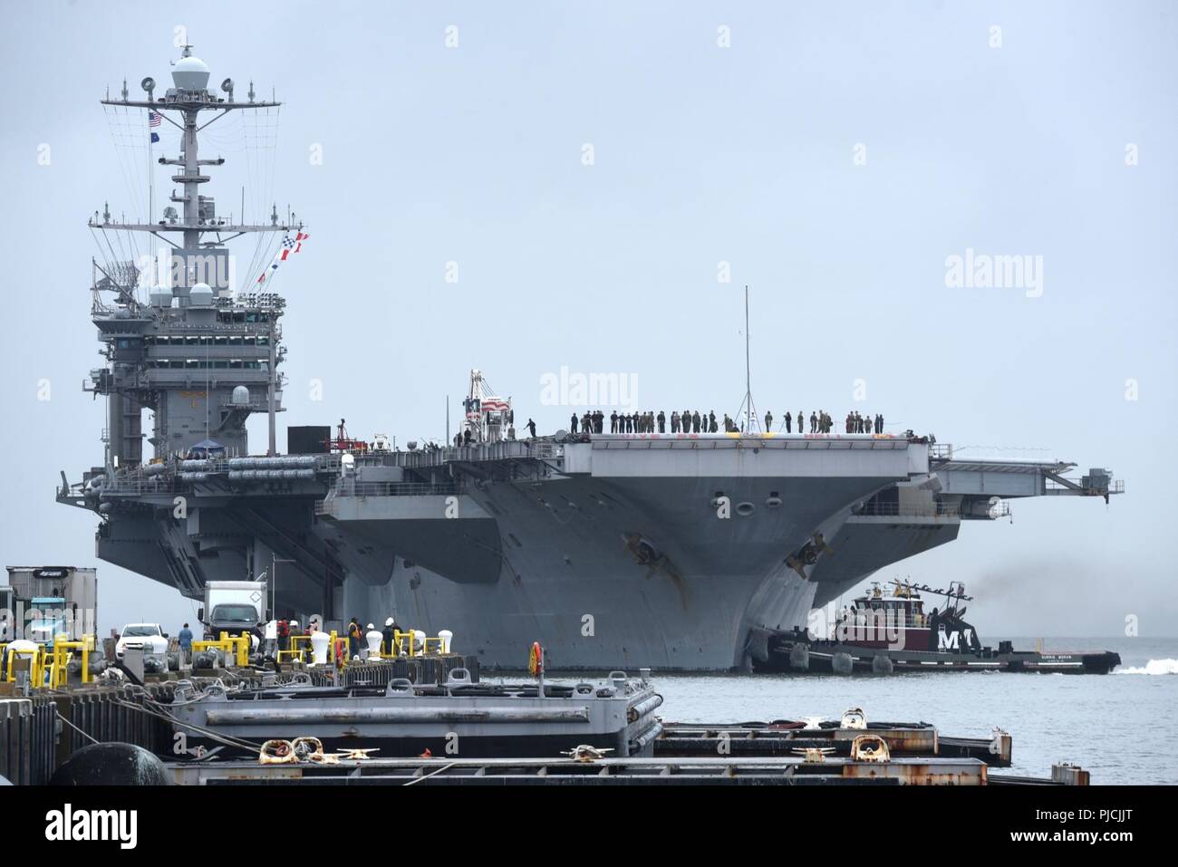 NORFOLK (21 luglio 2018) USS Harry Truman (CVN 75) arriva alla stazione navale di Norfolk. La USS Harry Truman Strike gruppo è stato distribuito come supporto di le operazioni di sicurezza marittima e di teatro la cooperazione in materia di sicurezza gli sforzi negli Stati Uniti La quinta e la sesta flotta aree di responsabilità. Con Harry Truman come ammiraglia, distribuzione di strike gruppo attivi comprendono staffs, di navi e di aeromobili di Carrier Strike gruppo (CSG) 8, Destroyer Squadron (DESRON) 28 e Carrier aria Wing (CVW) 1. Foto Stock NORFOLK (21 luglio 2018) USS Harry Truman (CVN 75) arriva alla stazione navale di Norfolk. La USS Harry Truman Strike gruppo è stato distribuito come supporto di le operazioni di sicurezza marittima e di teatro la cooperazione in materia di sicurezza gli sforzi negli Stati Uniti La quinta e la sesta flotta aree di responsabilità. Con Harry Truman come ammiraglia, distribuzione di strike gruppo attivi comprendono staffs, di navi e di aeromobili di Carrier Strike gruppo (CSG) 8, Destroyer Squadron (DESRON) 28 e Carrier aria Wing (CVW) 1. Foto Stock