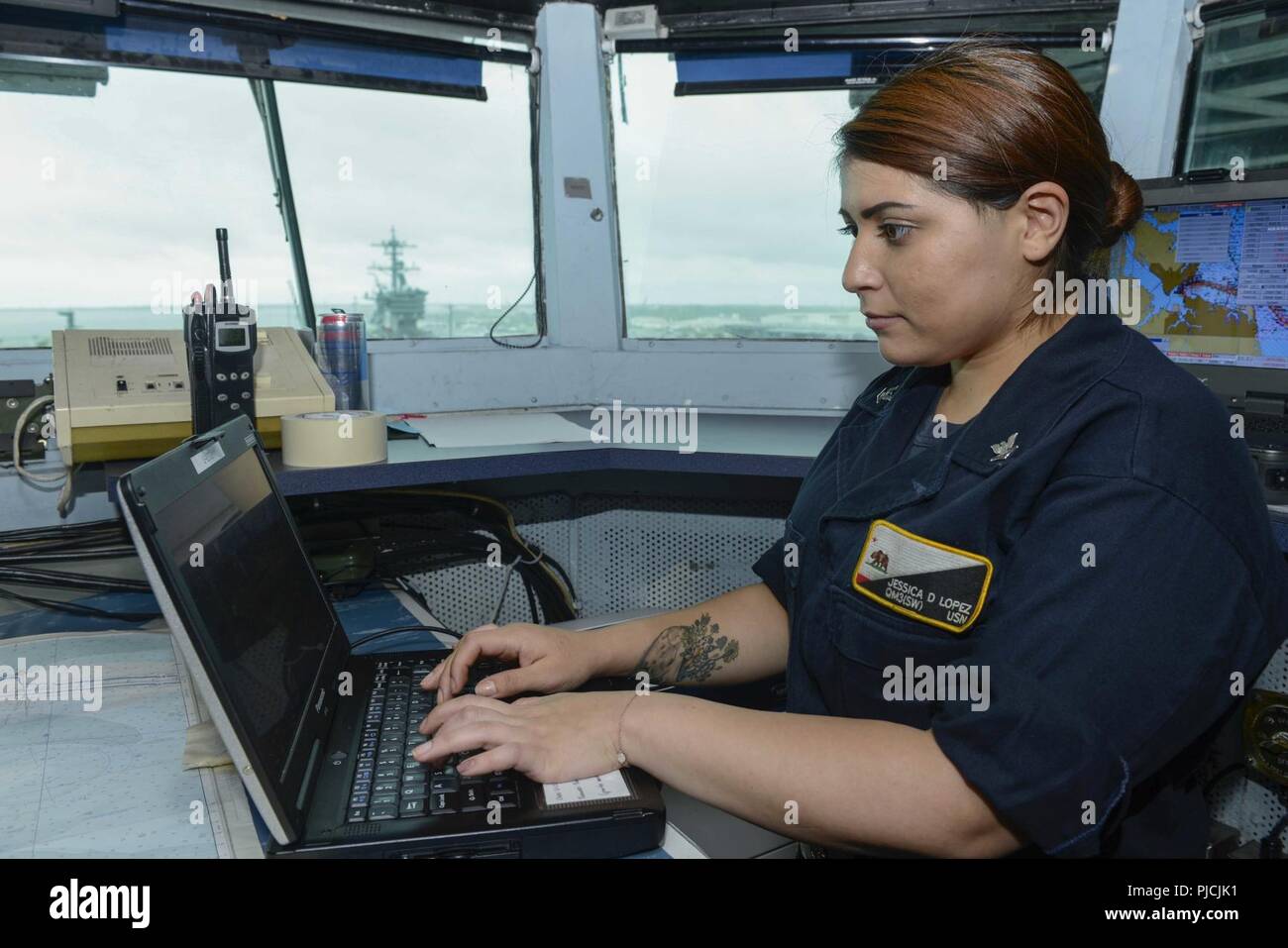 NORFOLK (21 luglio 2018) Intendente di terza classe Jessica Lopez registra in un log durante guarda come USS Harry Truman (CVN 75) arriva alla stazione navale di Norfolk. La USS Harry Truman Carrier Strike gruppo è stato distribuito come supporto di le operazioni di sicurezza marittima e di teatro la cooperazione in materia di sicurezza gli sforzi negli Stati Uniti La quinta e la sesta flotta aree di responsabilità. Con Harry Truman come ammiraglia, distribuzione di strike gruppo attivi comprendono staffs, di navi e di aeromobili del CSG 8, Destroyer Squadron (DESRON) 28, e Carrier aria Wing (CVW) 1. Foto Stock NORFOLK (21 luglio 2018) Intendente di terza classe Jessica Lopez registra in un log durante guarda come USS Harry Truman (CVN 75) arriva alla stazione navale di Norfolk. La USS Harry Truman Carrier Strike gruppo è stato distribuito come supporto di le operazioni di sicurezza marittima e di teatro la cooperazione in materia di sicurezza gli sforzi negli Stati Uniti La quinta e la sesta flotta aree di responsabilità. Con Harry Truman come ammiraglia, distribuzione di strike gruppo attivi comprendono staffs, di navi e di aeromobili del CSG 8, Destroyer Squadron (DESRON) 28, e Carrier aria Wing (CVW) 1. Foto Stock