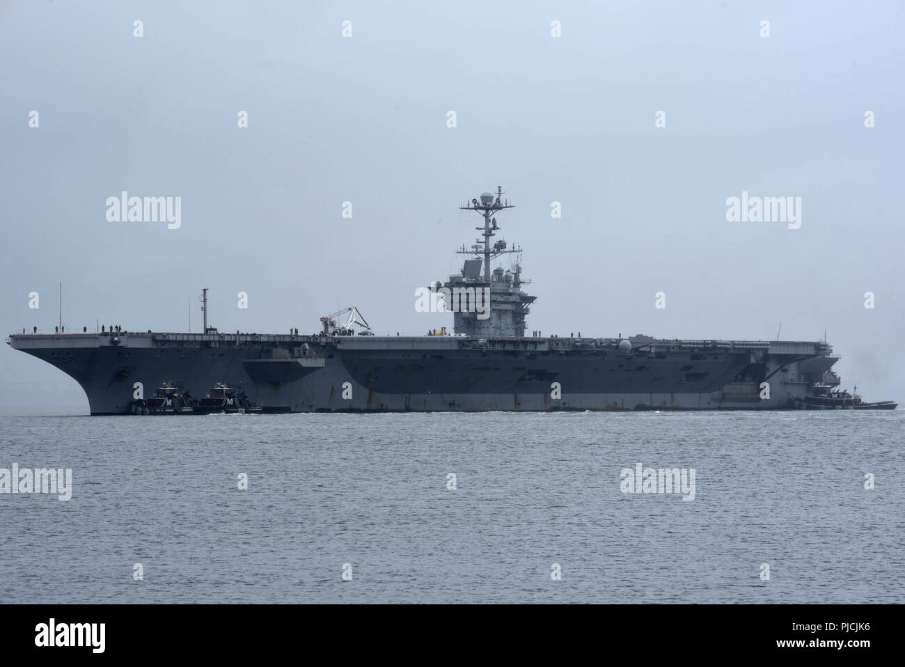 NORFOLK (21 luglio 2018) USS Harry Truman (CVN 75) arriva alla stazione navale di Norfolk. La USS Harry Truman Strike gruppo è stato distribuito come supporto di le operazioni di sicurezza marittima e di teatro la cooperazione in materia di sicurezza gli sforzi negli Stati Uniti La quinta e la sesta flotta aree di responsabilità. Con Harry Truman come ammiraglia, distribuzione di strike gruppo attivi comprendono staffs, di navi e di aeromobili di Carrier Strike gruppo (CSG) 8, Destroyer Squadron (DESRON) 28 e Carrier aria Wing (CVW) 1. Foto Stock NORFOLK (21 luglio 2018) USS Harry Truman (CVN 75) arriva alla stazione navale di Norfolk. La USS Harry Truman Strike gruppo è stato distribuito come supporto di le operazioni di sicurezza marittima e di teatro la cooperazione in materia di sicurezza gli sforzi negli Stati Uniti La quinta e la sesta flotta aree di responsabilità. Con Harry Truman come ammiraglia, distribuzione di strike gruppo attivi comprendono staffs, di navi e di aeromobili di Carrier Strike gruppo (CSG) 8, Destroyer Squadron (DESRON) 28 e Carrier aria Wing (CVW) 1. Foto Stock