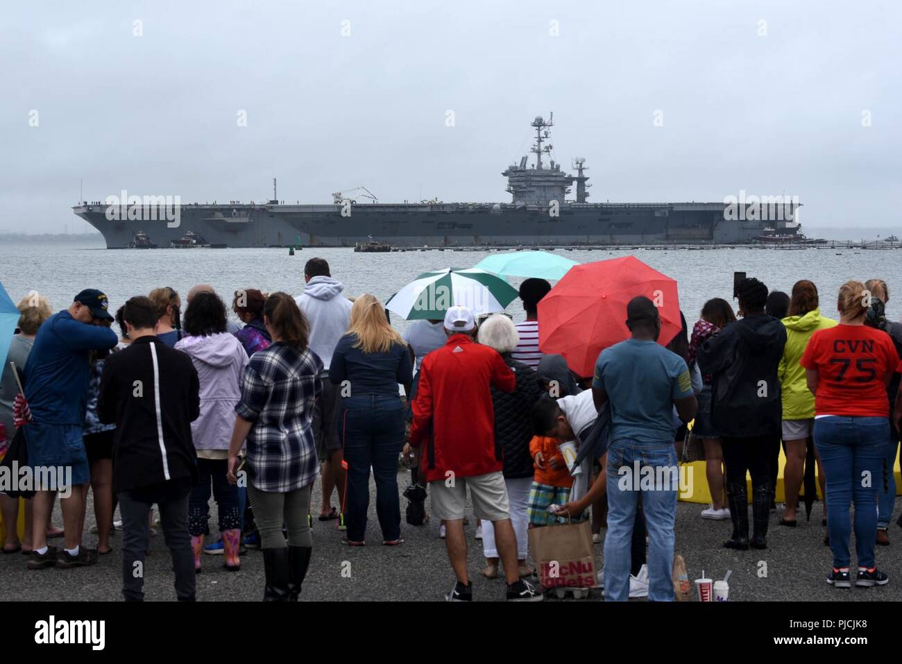 NORFOLK (21 luglio 2018) gli amici e la famiglia guarda come la portaerei USS Harry Truman (CVN 75) arriva alla stazione navale di Norfolk. L'Harry Truman Carrier Strike gruppo è stato distribuito come supporto di le operazioni di sicurezza marittima e di teatro la cooperazione in materia di sicurezza gli sforzi negli Stati Uniti La quinta e la sesta flotta aree di responsabilità. Con Harry Truman come ammiraglia, distribuzione di strike gruppo attivi comprendono staffs, di navi e di aeromobili di Carrier Strike gruppo (CSG) 8, Destroyer Squadron (DESRON) 28 e Carrier aria Wing (CVW) 1. Foto Stock NORFOLK (21 luglio 2018) gli amici e la famiglia guarda come la portaerei USS Harry Truman (CVN 75) arriva alla stazione navale di Norfolk. L'Harry Truman Carrier Strike gruppo è stato distribuito come supporto di le operazioni di sicurezza marittima e di teatro la cooperazione in materia di sicurezza gli sforzi negli Stati Uniti La quinta e la sesta flotta aree di responsabilità. Con Harry Truman come ammiraglia, distribuzione di strike gruppo attivi comprendono staffs, di navi e di aeromobili di Carrier Strike gruppo (CSG) 8, Destroyer Squadron (DESRON) 28 e Carrier aria Wing (CVW) 1. Foto Stock