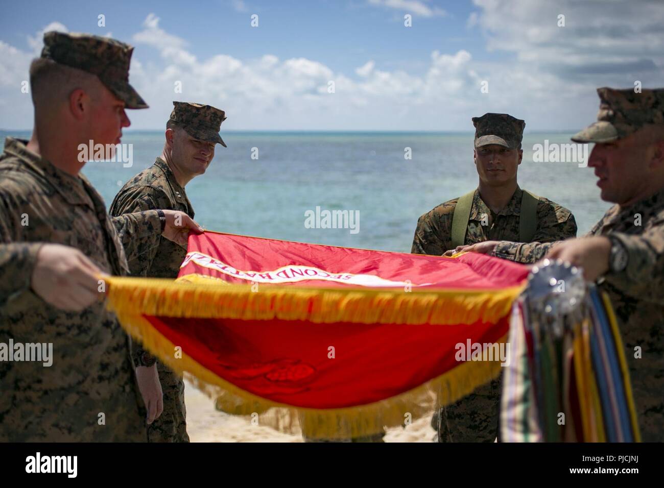 Stati Uniti Marines assegnati al 2° Battaglione, 8° Reggimento Marine, stow lontano la loro battaglia colori dopo una battaglia siti tour in Tarawa, Kiribati, luglio 22, 2018. Il tour è stato tenuto il settantacinquesimo anniversario del battaglione's assalto su Red Beach 3 per favorire il battaglione la storia del programma e incentivize prestazioni straordinarie per selezionare Marines e marinai. 2/8 è distribuito alla terza divisione Marine a Okinawa, in Giappone, come parte della distribuzione di unità di programma. Foto Stock