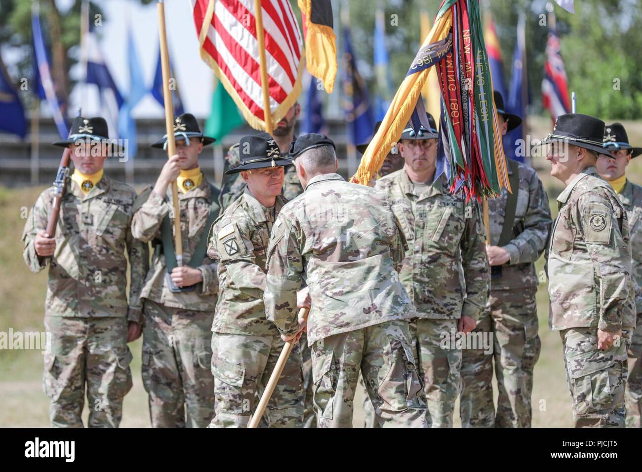 Brig. Gen. Christopher LaNeve, comandante generale, 7 Esercito di formazione comando, passa i colori del reggimento di Col. Thomas M. trasformazione di Hough, commander, 2d reggimento di cavalleria, durante un cambio del comando cerimonia alla caserma di Rose, Germania, 20 luglio 2018. Trasformazione di Hough ha assunto il comando da Col. Patrick J. Ellis, 79il colonnello del Reggimento. Foto Stock