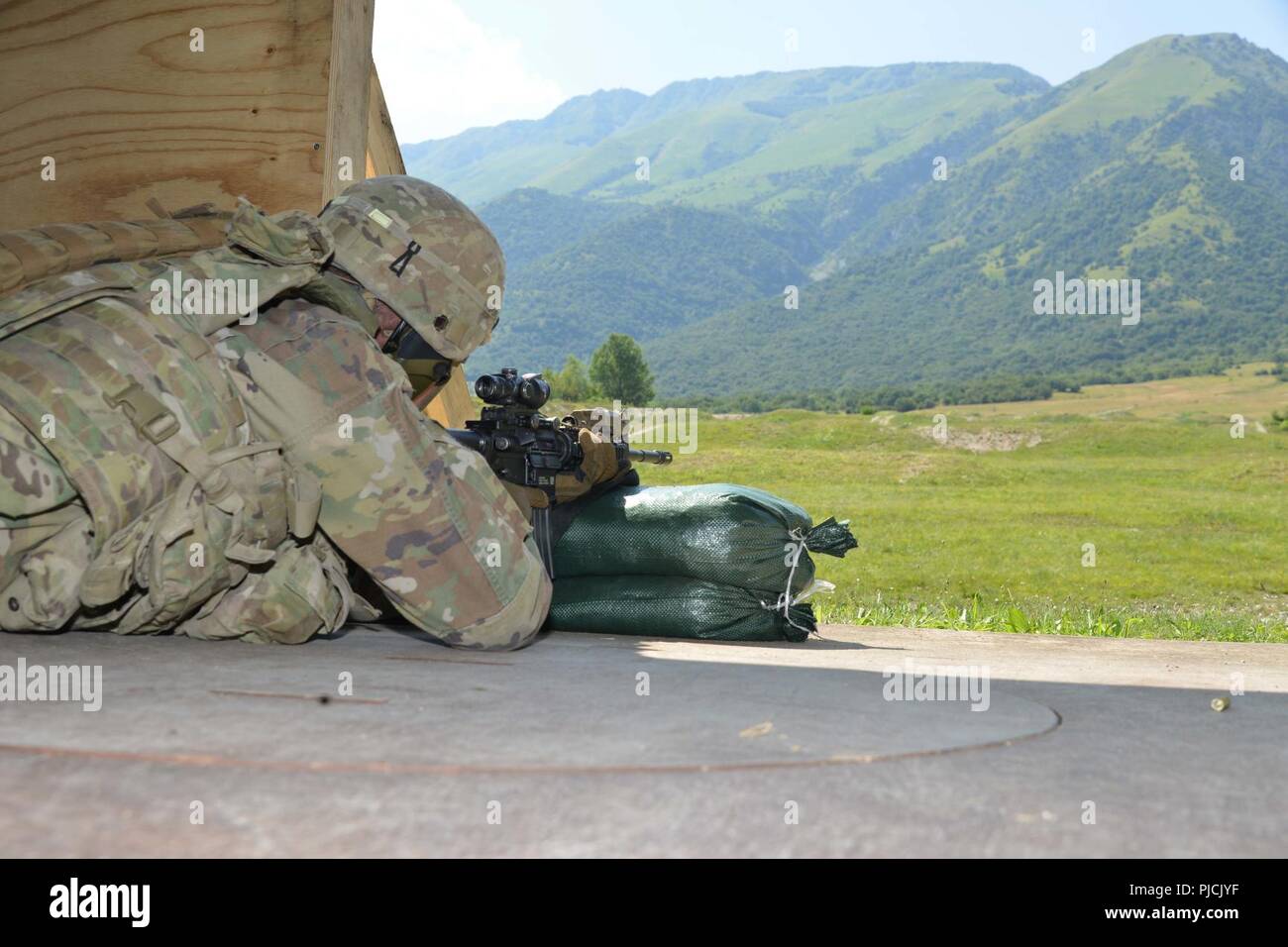 Stati Uniti Paracadutisti dell'esercito assegnata al 1° Battaglione, 503rd Reggimento di Fanteria, 173rd Brigata aerea riceve una breve prima di una qualificazione di gamma con un M4 fucile a Cao Malnisio gamma, Pordenone, Italia, Luglio. 18, 2018. Il 173rd Brigata aerea è l'U.S. Esercito di risposta di emergenza forza in Europa, in grado di proiettare le forze di pronto ovunque negli Stati Uniti Europeo, Africa Centrale o comandi in aree di responsabilità Foto Stock