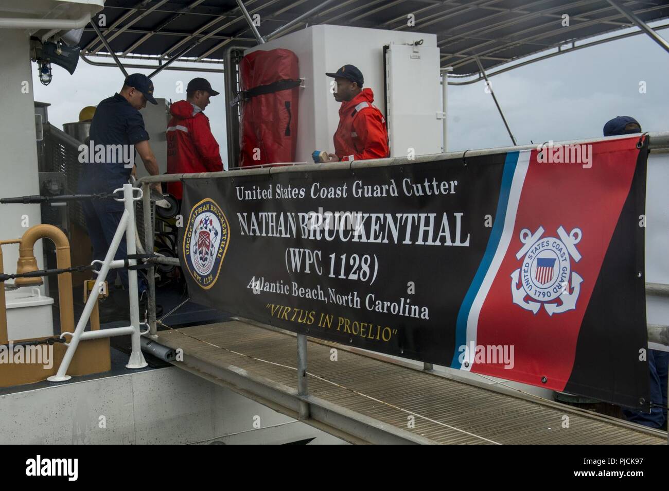 I membri dell'equipaggio preparare per vestire il guardacoste Nathan Bruckenthal prima della sua messa in servizio cerimonia in Alexandria, Virginia, Martedì, luglio 24, 2018. La costa di protezione viene pianificato per la commissione la XXVIII classe sentinella risposta veloce Cutter, Mercoledì, 25 luglio 2018. Coast Guard Foto Stock