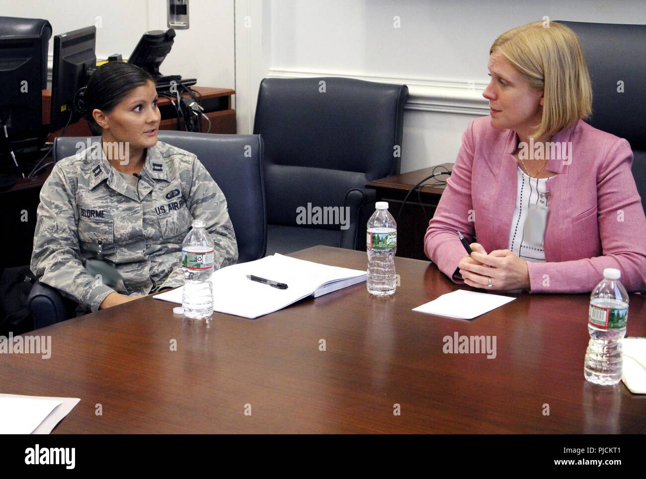 (Da sinistra a destra) Capt. K. Austin Delorme, previsione di tecnologia e innovazione officer di difesa per la riduzione della minaccia agenzia e Lauren Knausenberger, direttore del ciberspazio Innovazione, discutere le donne in carriera di tecnologia dei campi durante l'Air Force Conferenza, noto anche come AFCON, al Pentagono, 19 luglio. AFCON è una giornata di immersione nella Air Force Technology, cultura e operazioni progettate per long-form narratori che di solito non coprono i militari. Foto Stock