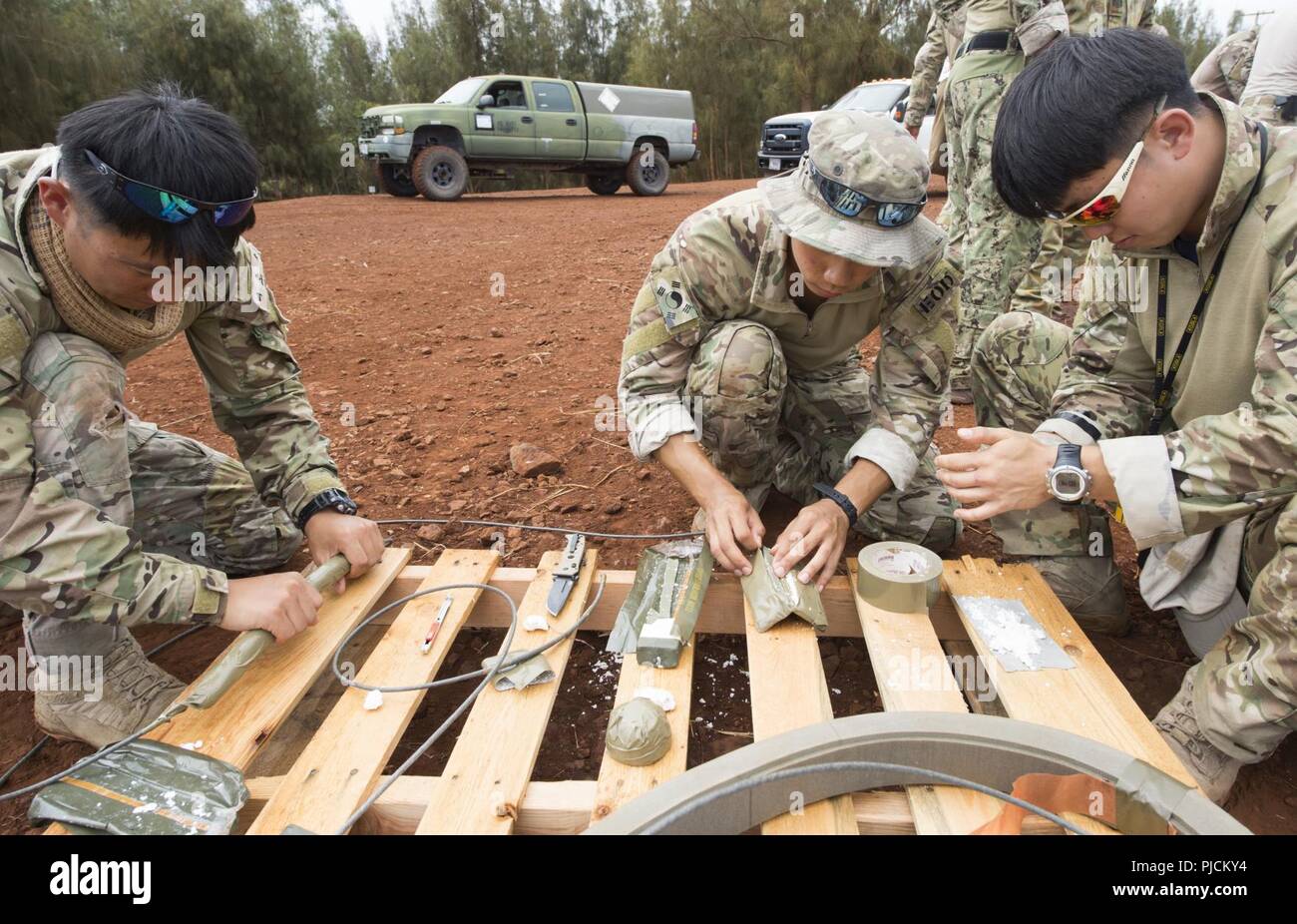 SCHOFIELD caserma, Hawaii (Luglio 23, 2018) - Membri della Repubblica di Corea Special Warfare flottiglia preparare cariche di esplosivo per demolizioni durante il cerchio del Pacifico (RIMPAC) Esercizio, 23 luglio. Venticinque nazioni, 46 navi, cinque sommergibili e circa 200 aerei e 25.000 personale partecipano RIMPAC dal 27 giugno al 2 agosto in e intorno alle Isole Hawaii e la California del Sud. Il più grande del mondo marittimo internazionale esercitazione RIMPAC offre una singolare opportunità di formazione promuovendo e sostenendo le relazioni cooperative tra i partecipanti sono fondamentali per garantire th Foto Stock